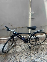 باسكل ماركة ويكند حجم 28 بلادي اي عطل مابي وكلش نضيف وزنة خفيف للمسافا...