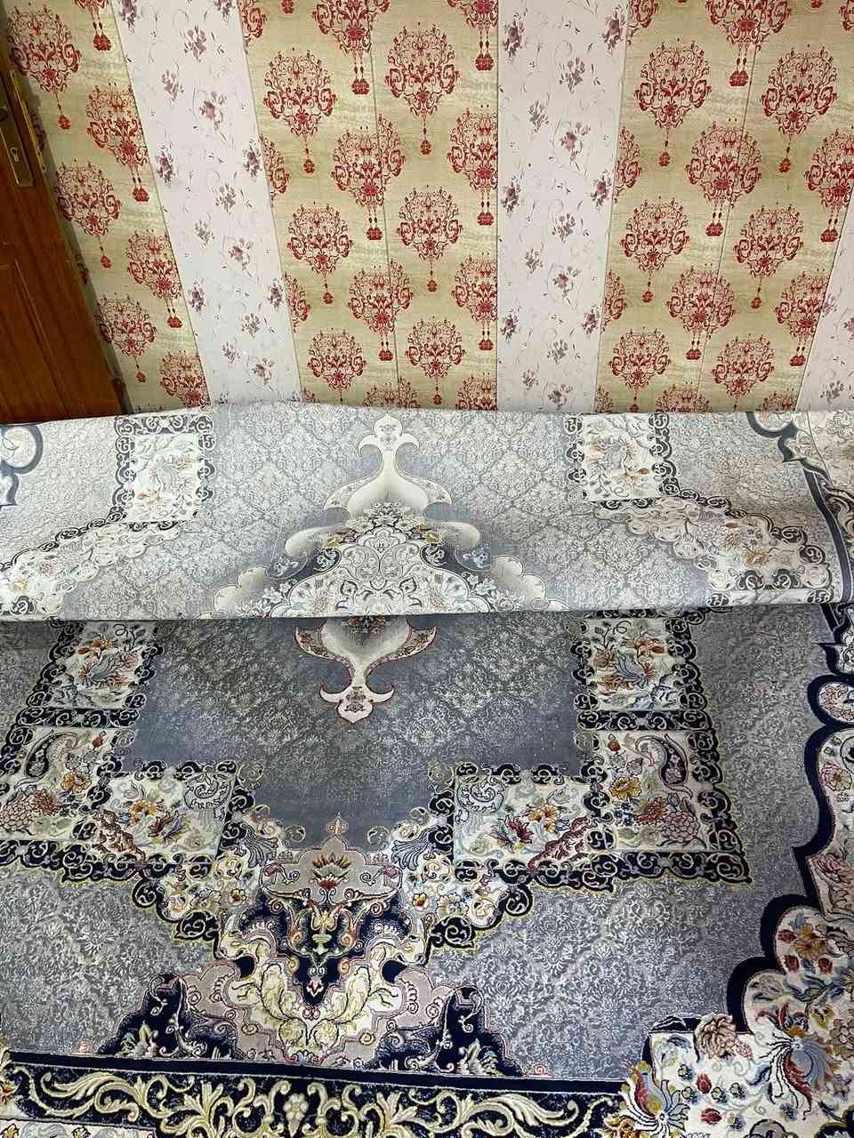جوته كاشان النقشه الجديده طوله 6 متر وعرضه 3 ونص رقم الهاتف  ؛***********
