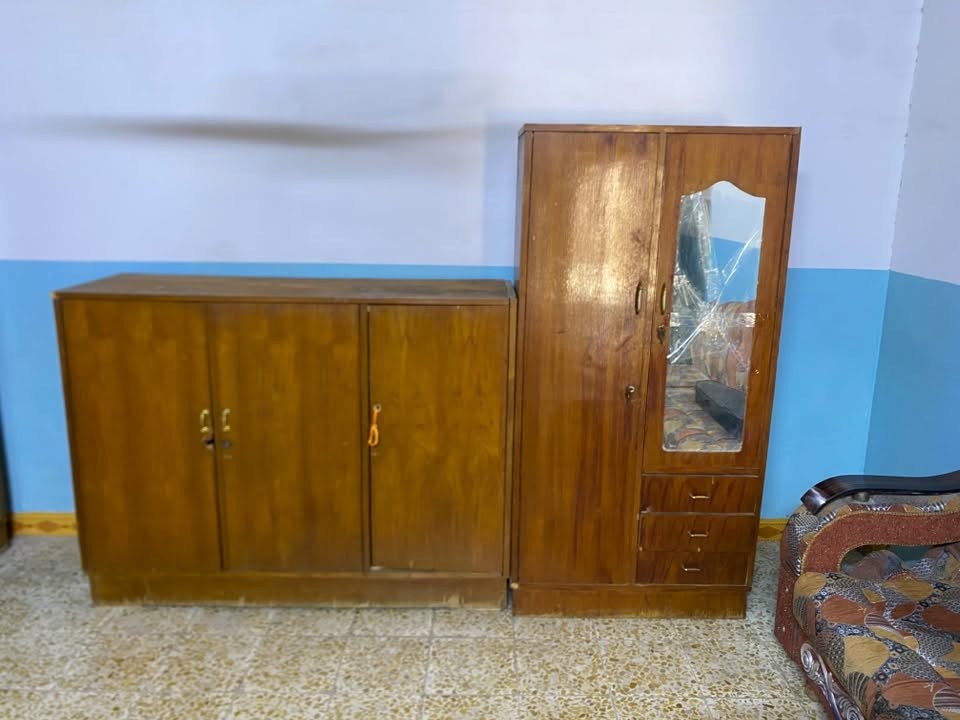السلام عليكم اخشاب مستعمله للبيع التواصل على الرقم ***********
قنصور خمس ابواب قديم 
منامية ثلاثة ابواب 
قنصور بابين مكسر الجام فقط
