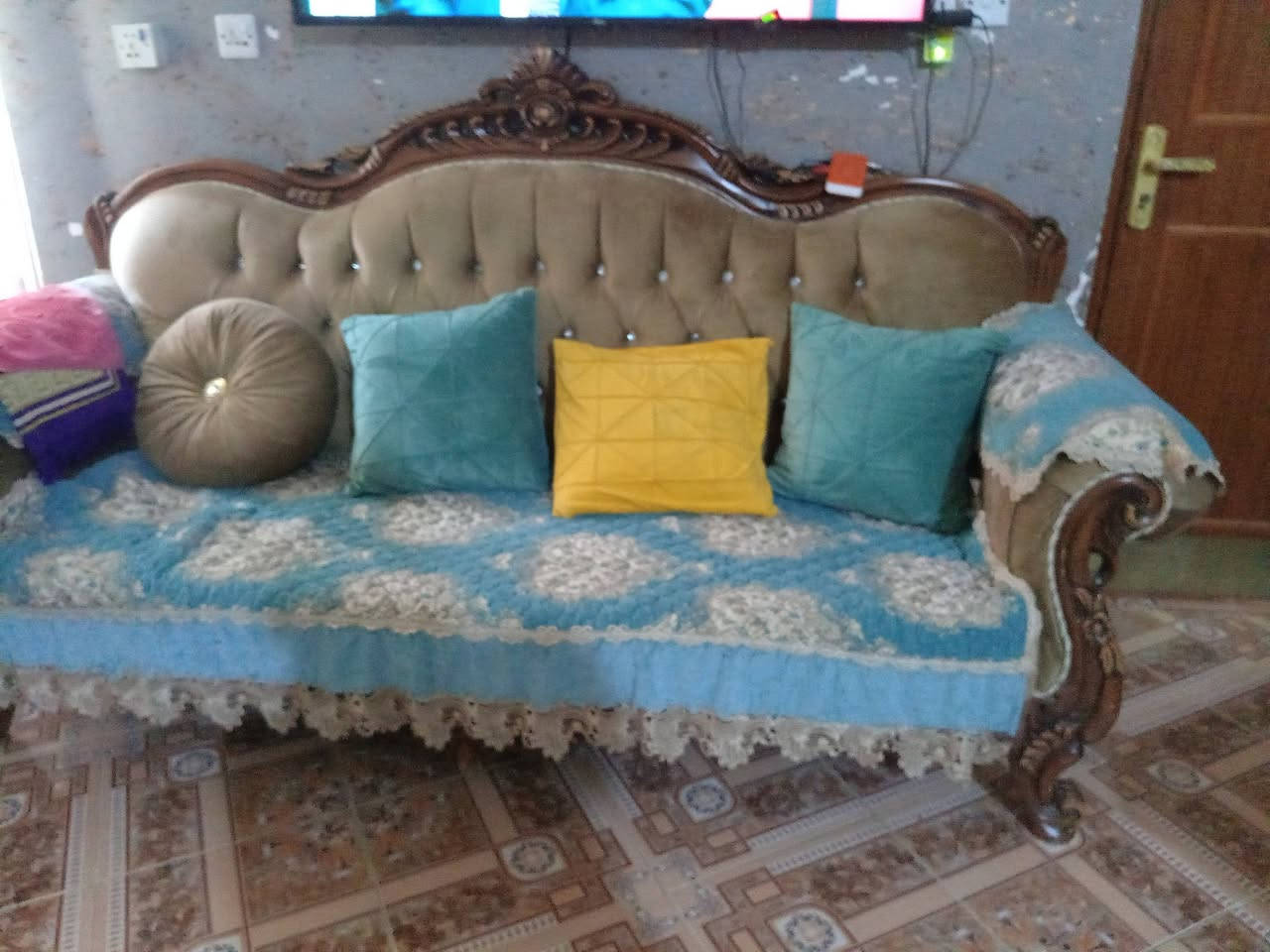 السلام عليكم تخم ملكي للبيع جديدكلش سعر٥٠٠ للتواصل *********** وتساب

نص مكتوب في الصور:
- HONOR X6
- 50MP Triple Camera