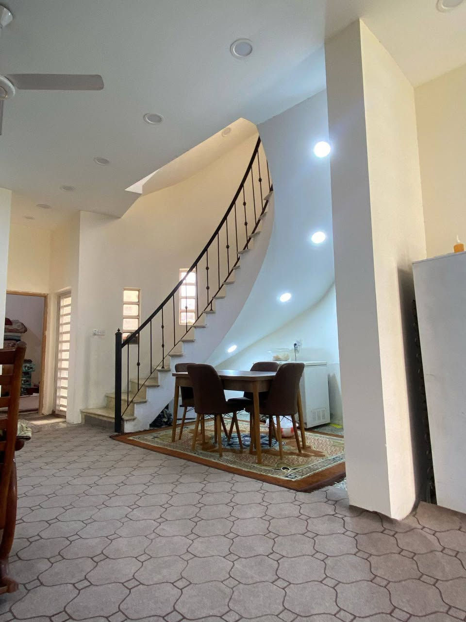 🏡 للبيع بيت سكني بمساحة 200 متر
بيت بموقع مناسب وشارع نظيف، يتميز بتوزيع عملي ومساحات مناسبة للعائلة، بالإضافة إلى حديقة تضيف مساحة جميلة للبيت 
الموقع دوانم الشعلة شارع حسينية ابو هاتو 

🔹 تفاصيل البيت:
الطابق الأرضي:
• استقبال
• صالة معيشة
• غرفة نوم
• حمام
• مطبخ مفتوح
• تركين خارجيات
• درج دوّار

الطابق الثاني:
• 3 غرف نوم
• حمام

الطابق الثالث:
• غرفة
• بيتونة

🌿 حديقة + توزيع عملي + شارع نظيف وموقع مناسب

📞 للاستعلام والتفاصيل يرجى التواصل على الرقم:***********

