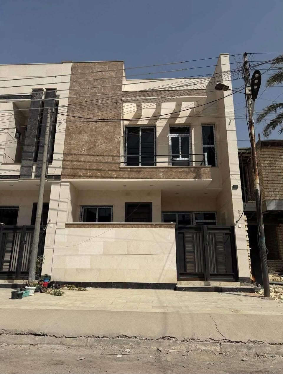 مشتمل للبيع المساحه 90 متر  البنوك شارع باريس 

الواجهه 6.40

والنزال 14 متر 

المحتويات استقبال ومطبخ وحولي ومنور. وخدمات 

عدد الغرف ثلاث نوم واحده نظام سويت 

لاستفسار. اكثر لاتصال او مراجعه مكتب الأقمار البنوك 

شارع الكنيسه مجاور مدرسه الجواهري 

***********☎️
