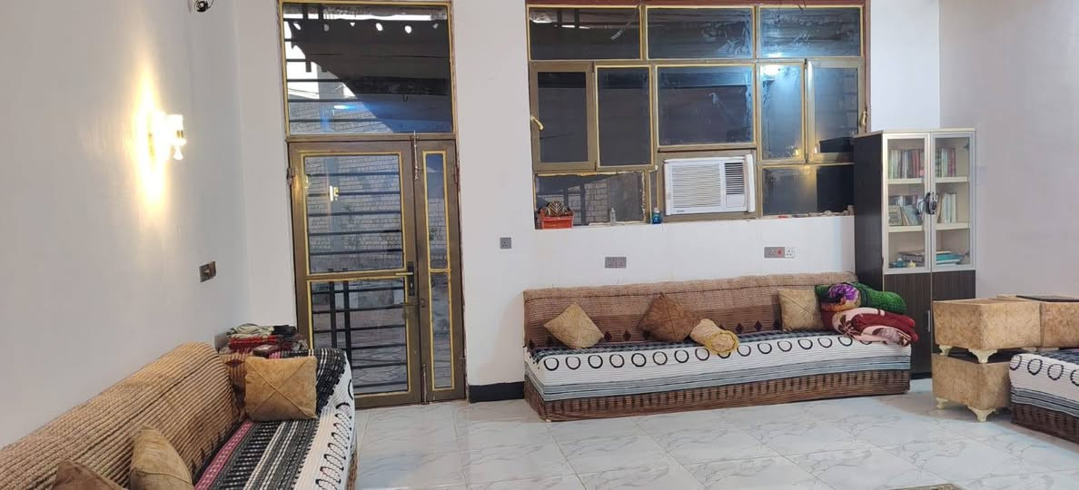 السلام عليكم جميعآ ورحمة الله وبركاته
نصف دونم مع دار كبير يحتوي على ٢ غرفه نوم + ٢ صاله كبير وصغيره  + مطبخ + استقبال صاله ضيوف + صحيات للزائرين عدد( ٤) ...+ دار صغيره تحتوي على غرفه نوم +  صاله + صحيات 
الأرض مخدومه تحتوي على  (١٠ )نخله كبيره   (١٠) نخله صغيره أصناف متنوعه 
المكان......... 
كربلاء المقدسة. قرب سيطره الابراهيميه شارع الرابط ٨٠ م عن الشارع موقع مميز 
الأرض  عقد ١١٧ باسمي رافع معامله 
الرقم ***********
