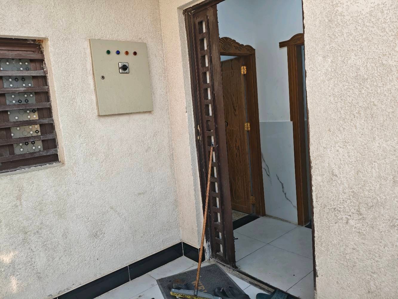 بيت للبيع في منطقه الاحرار السكنية يحتوي على 4  غرف منام وصاله ومطبخ وحمام 3وكراج وحديثه المساحه 200م الاتصال على الرقم ***********
البيت شكد طابق؟ وشنو توزيع الغرف والصالات بكل طابق؟: 
2
شنو وضع الطابو؟ ملك صرف لو سند/تخويل، وجاهز للبيع والتحويل لو لا؟: 
ملك صرف 
وين بالضبط موقع البيت بالأحرار؟ قريب من شنو معالم أو شوارع رئيسية حتى يسهل على المشتري يوصل؟: 
خلف المدينة الرياضية 
كم السعر المطلوب؟ وهل بيه مجال للمساومة لو السعر نهائي؟: 
240.000.000
البيت بيه أي ملاحظات أو يحتاج صيانة/تجديد حالياً لو جاهز للسكن مباشرة؟: 
نعم 