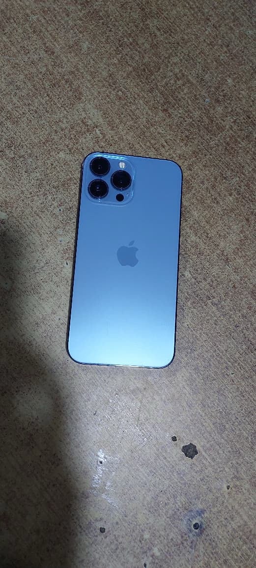 iphone 13pro max 
بحري بي فطر بسيط بلضهر 
بطاريه 78 ذاكره 256 
وياه الكارتونه الاصليه 
والتلفون امريكي مو شرق اوسط