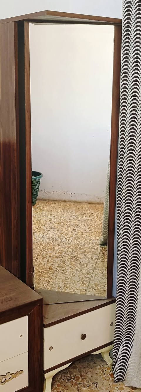 الغرفه للبيع ثمان قطع جديده كل شيء ما بيها نظيفه واللي يحب يشوفه خابرني على الرقم  ***********
