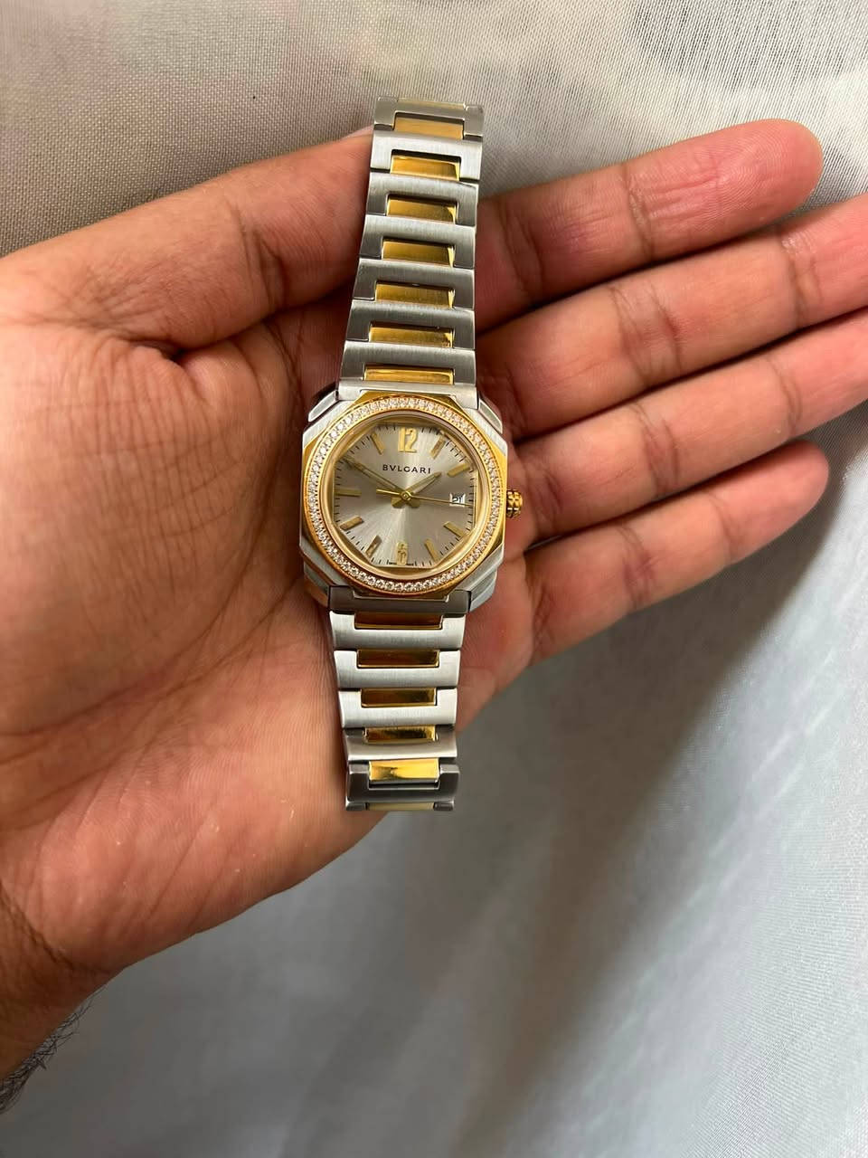 🥰 ساعة نسائية فخمة للبيع – BVLGARI Octo ✨
⌚ الماركة: BVLGARI (بولغاري)
💎 الموديل / المجموعة: Octo
✨ التصميم: ثنائي اللون، ذهبي مع ستانلس ستيل فضي
💎 الإطار: مرصّع بحبات الزركون/الألماس
🤍 المينا: فضي/رمادي مع عرض التاريخ عند الساعة 3
🇨🇭 صناعة سويسرية – Fabrique en Suisse

🔹 النقوش الخلفية حسب الصور:
• BGO 38 S
• BBL33S
• FABRIQUE EN SUISSE

🌟 ساعة أنيقة وفخمة، مناسبة للاستخدام الشخصي والهدايا والمناسبات.

📸 الصور والمواصفات موضحة بالإعلان.
💰 السعر: ٣٠٠ الف
📞 للاستفسار والتواصل: ***********
