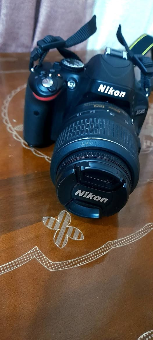 كاميرا نيكون Nikon D5100
شتر قليللل جدا يعني استخدام قليل بشكل مقارب للجديد نظافة 99% اذا مو 100% اصلاً 

- دقة 16.2 ميغابكسل.
- مستشعر CMOS بحجم APS-C (DX).
- تصوير فيديو Full HD 1080p.
- شاشة متحركة قياس 3 إنج.
- نظام تركيز تلقائي بـ 11 نقطة.
- تصوير متتابع بسرعة 4 صور بالثانية.
- حساسية ISO من 100 إلى 6400 (قابلة للتوسيع إلى 25600).
- تدعم التصوير بصيغتي JPEG و RAW.
- فلاش داخلي مدمج.
- مدخل مايكروفون خارجي.
- تدعم بطاقات SD / SDHC / SDXC.
-  وياها العدسة الأصلية 18-55 .
وياهه كل الملحقات الجنطة والحزام والبطارية والشحن الاصليات مال شركة نفسهه وحته عقد شراء من الشركة نفسها عندي 
سعرهه مناسب جداً وبيها مجال للجاد متواجد واتساب فقط *********** 

الكاميرا مناسبة للتصوير الفوتوغرافي وتصوير الفيديو . الكاميرا جوكر حرفياً تفيد المحترف تفيد المبدئ وتشتغل وياك فيديو وصور بدقة خرافية.
