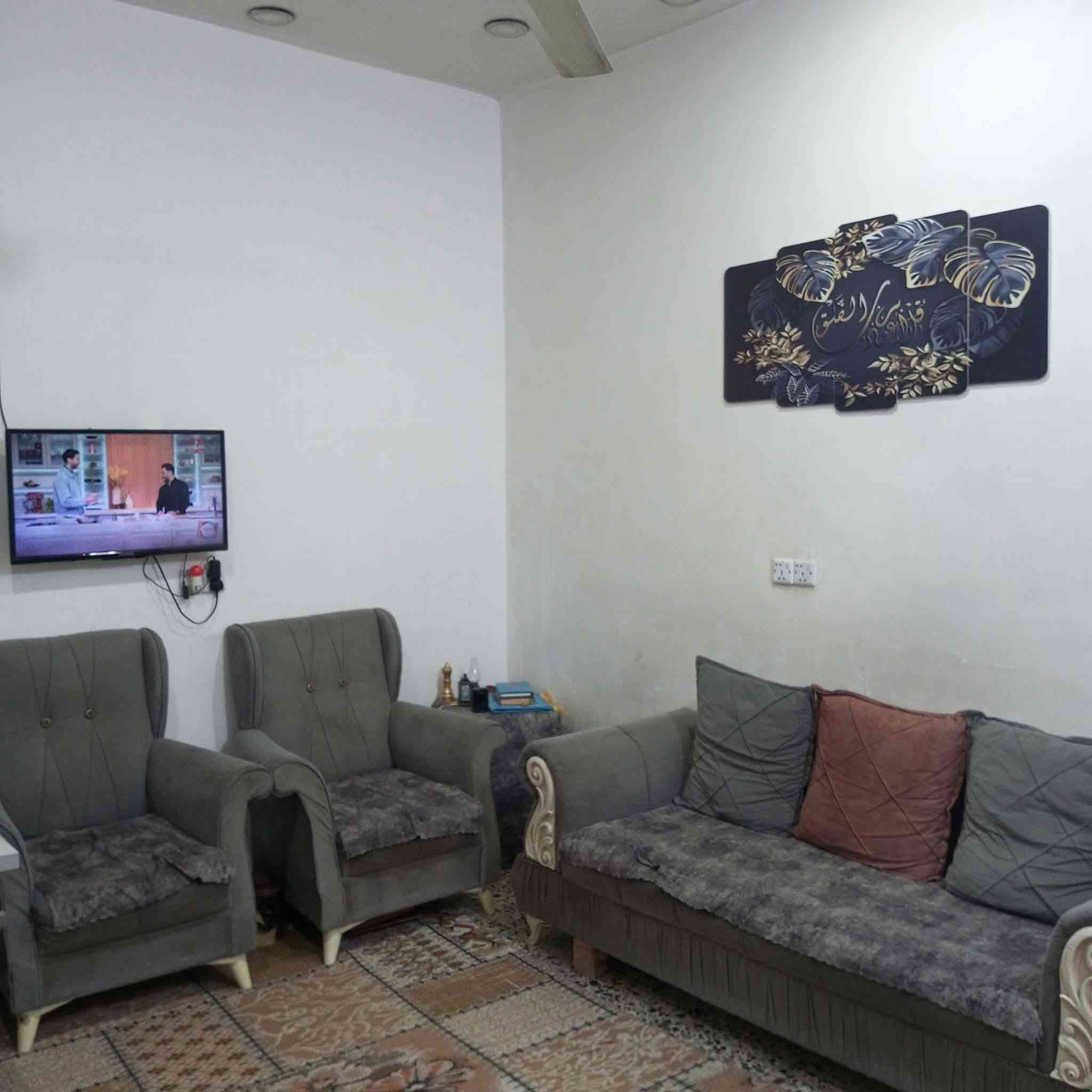 لسلام عليكم بيت للبيع 50 طابق ونص جوه يحتوي على صاله وحولي وحمام ومنور وحمام خارجي وطرمه. وطابق ثاني هيكل السعر اتصل على هذا الرقم***********
