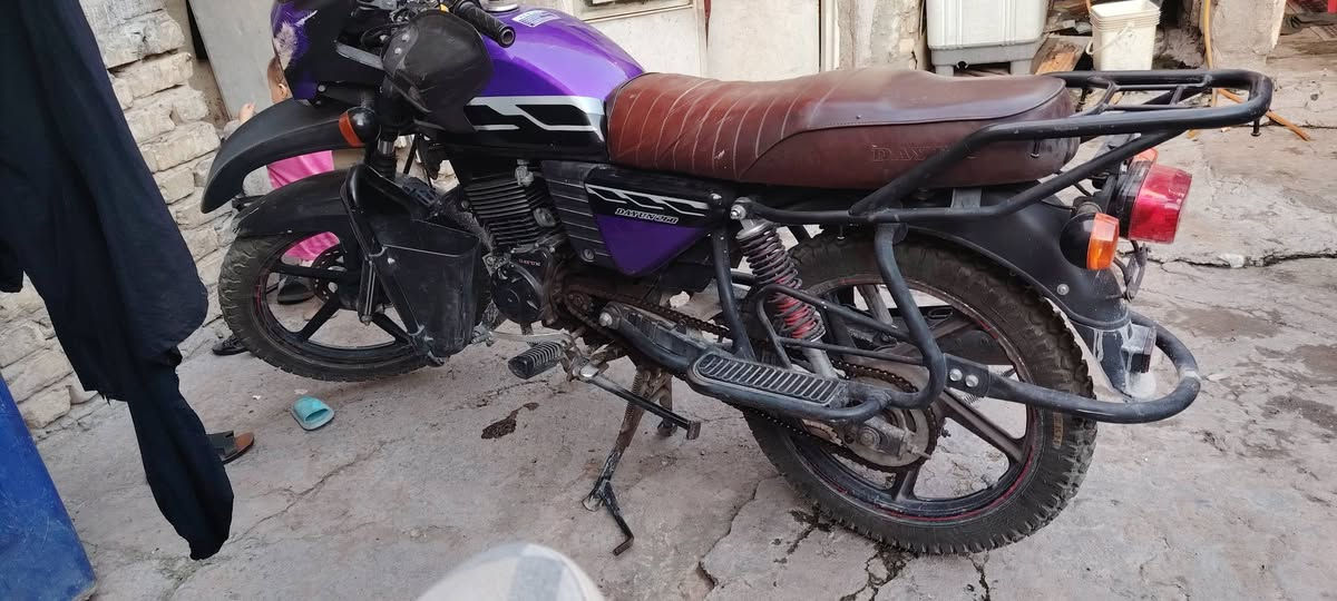 السلام عليكم دراجه دايوان مكفوله  للبيع السعر2400 وبي مجال الدراجه جديده ماشيه 48 الف محرك 200 موديل 23 مشروع وطني المكان بغداد الرقم *********** وتساب

