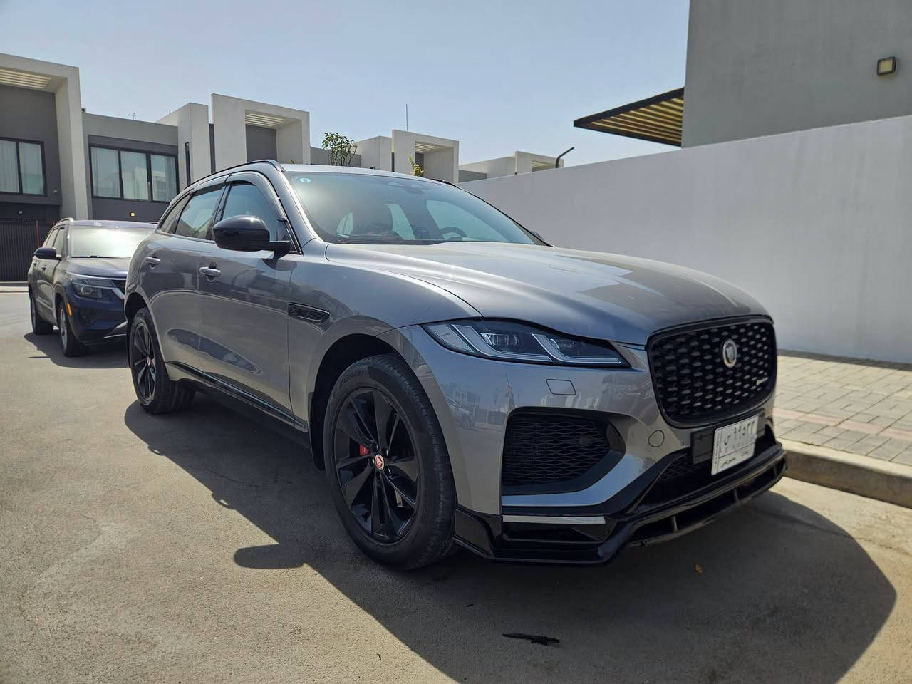 جاغوار F-Pace R-DYNAMIC • ٢.٠ لتر توربو • ضمان ١٠ سنوات