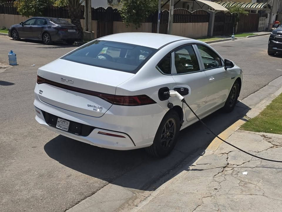 بي واي دي كن بلاس 2026 زيرو زيرو
BYD Qin Plus Hybrid y

السعر : جوة السوك اتصل ***********

خليجي ضمان وكالة NAT العراق

6 سنوات ضمان على السيارة.

8 سنوات ضمان على البطارية.

المواصفات:

محرك بنزين + هايبرد اقتصادي وعالي الكفاءة.

بصمتان ذكيتان مع تشغيل عن بُعد.

مقاعد جلد فاخرة بلونين (أبيض وجوزي).

شاشة وسطية دوارة.

عداد ديجيتال بالكامل.

نحكم بالمقود من الجهتين.

كاميرا خلفية.

حساسات ركن.

داخلية مطعمة بديكورات Piano Black الفاخرة.

أنظمة قيادة وأمان متكاملة.

.(Drive Mode) أوضاع قيادة متعددة

.Auto Hold اوتو

.(Traction Control) مانع انزلاق

هاند بريك كهربائي.

مساعد صوتي يدعم اللغة العربية.

نبريد أمامي بقوتين (Stage 2).

مصابيح أمامية زينون.

مصابيح خلفية LED.
رقم بغداد مميز

ملحقات الوكالة كاملة مع السبير وطفاية وشاحنة وجنطه طبابة مكان السياره بغداد حي جهاد 

رقم موبايل ***********
