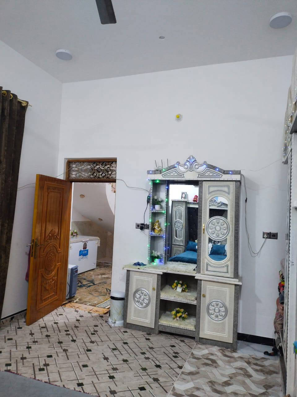 بيت للبيع طابو صرف في ناحيه العكيكه داخل الحي العسكري  على  شارع الرئيسي قريب من شارع العام. قرب مدرسة الافق الاهليه 
مساحه البيت 120
طابقين/ الطابق الاول: غرفه صاله مطبخ ديوانبه  صحيات داخله وخارجه 
الطابق الثاني: غرف 2  ٫صاله ٫صحيات. 
(نوع البناء طابوك كونكريت )
البناء حديث موصفات عاليه 
كما في الصور 
ملاحظه للتفاصيل اكثر مراجعه (مكتب ازهر للعقار )
 ه‍ـ/***********
