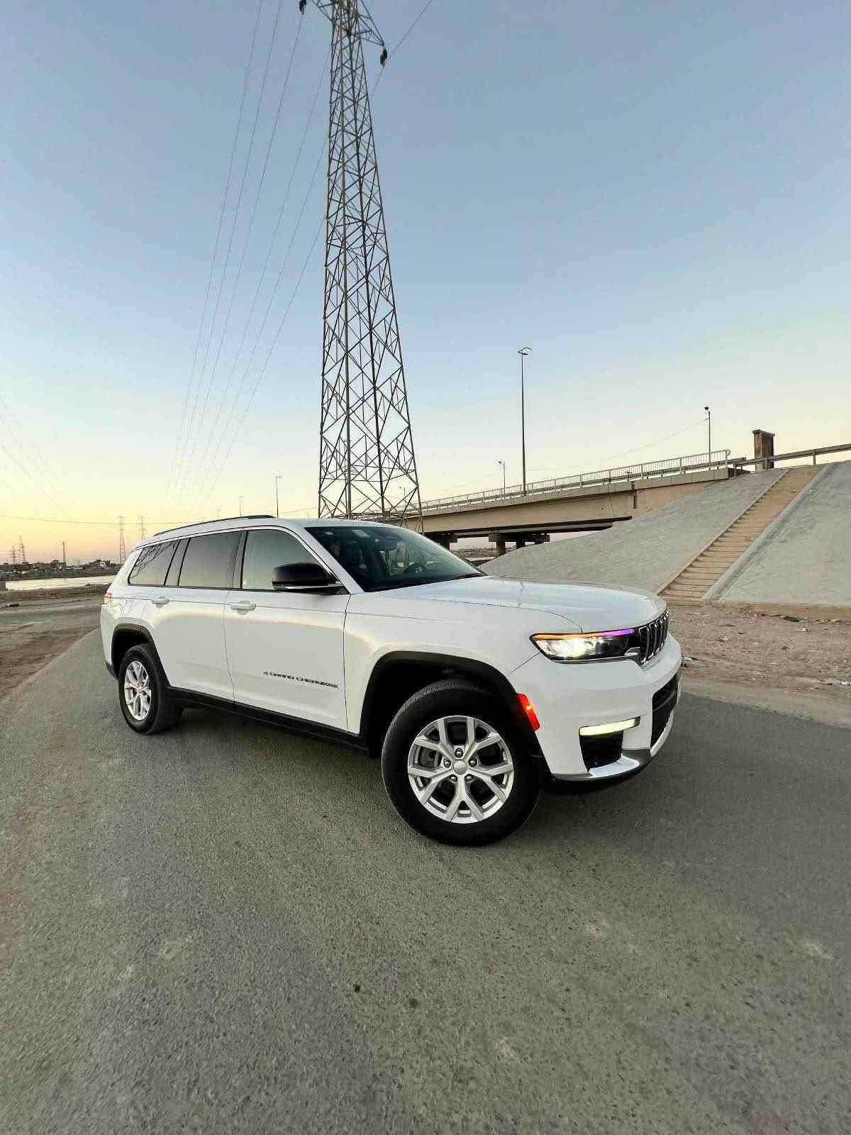 السلام عليكم لبيع Jeep LMlTED 2023  حره رقم بغداد دولي بسمي تحويل ثاني يوم السياره حلوه جديده ستخدام شخصي مبدل بيه فقط اللايت المامي وصبغ ربع بنيد وصبغ خشم الجاملغ المامي والباقي كفاله من كلشي ارباك كفاله مضارب لا شخوط السياره لا زلوغ لا فتح لاتبديل لا كلشي السياره على البلاد وضعهاا موصفات فول عدا الفتحة  اتصل ***********مكان السياره البصره     *********** القرنة, البصرة
