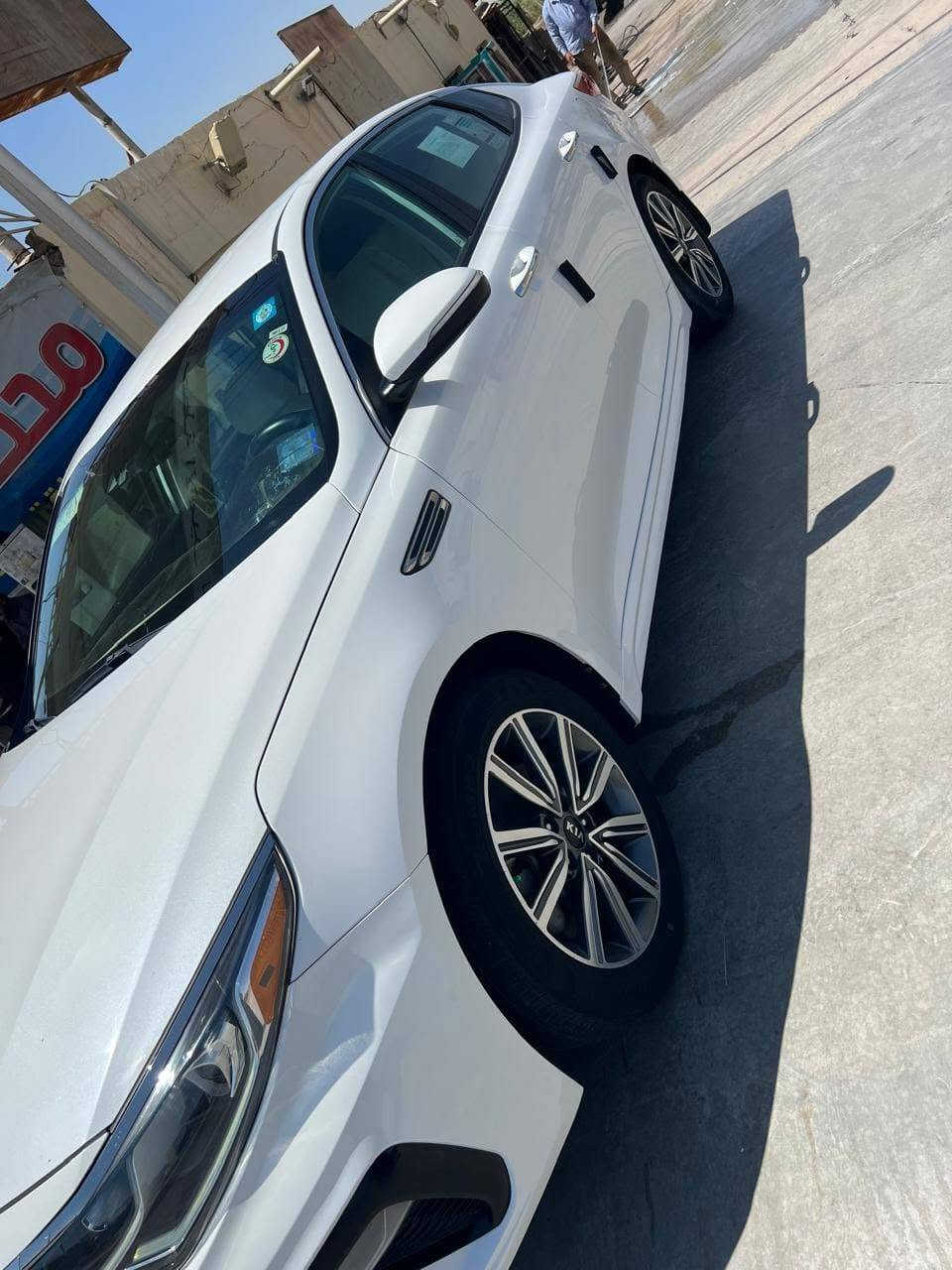 اوبتيما وارد امريكي ٢٠١٩ شكل ٢٠٢٠ ماشيه ١٠٠ الف حادثها سحبه بسيطه بالخلف ما واصله للحوض
سنويه مجدده لل ٢٠٣١ باسمي مواصفاته كشنات تدفئه تبريد وخزن مميموري رادارات  خلفي امامي كاميرات خلفي امامي  مري شفط السياره بصمه وبقية مواصفات الكوري معروفه كير مكينه مكفول وما مفتوح سعرها ١٤٣ وبي مجال بسيط مكان السياره ديوانيه باسمي مداور ثاني يوم ***********

