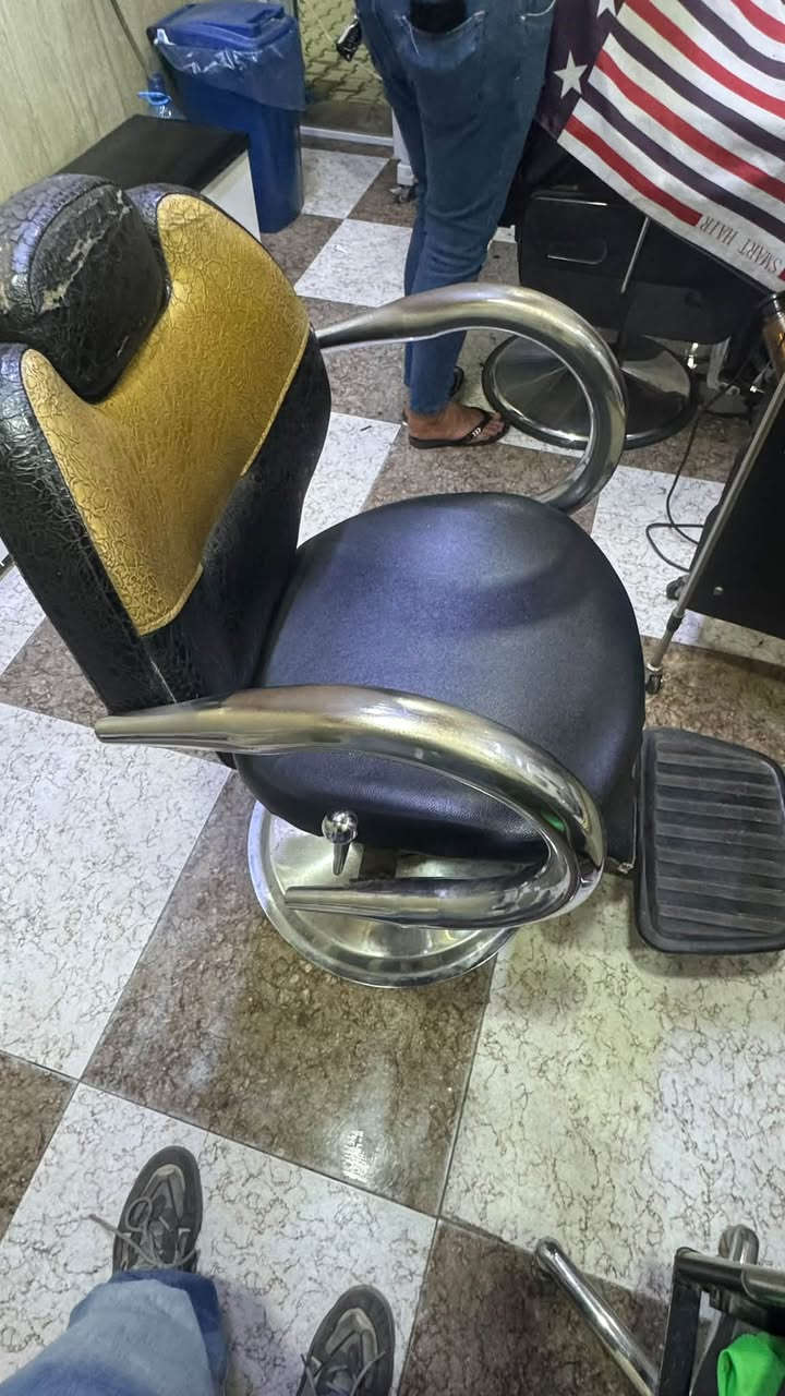 كرسي حلاقه وعربانه للبيع للتواصل خاص او *********** واتس
