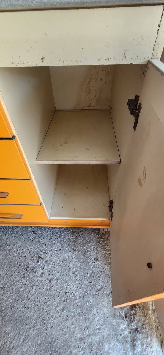 كاونتر خشب mdf كلش نظيف قطعة وحدة طولة متر ونص تقريبا والسطح مرمر يرهم كاونتر يرهم كومدي او ميز دراسة
