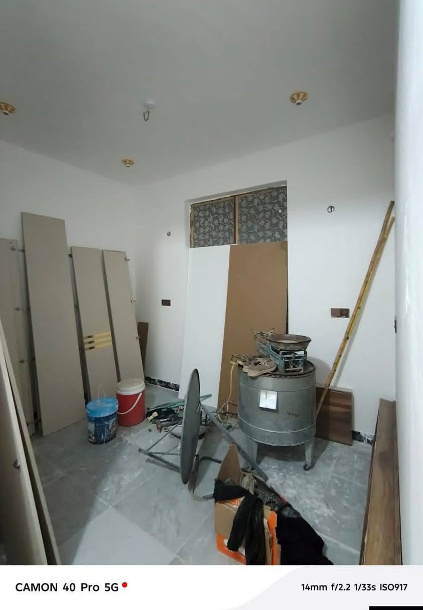 بيت مساحته 120 متر زراعي طابقين الطابق الاول يحتوي ع غرفه وصاله واستقبال ومطبخ وصحيات الطابق الثاني بي 4 غرف وصاله وصحيات بناء طابوك صب كونكيرت العنوان السديناويه قرب التفاح الاخضر للاستفسار الاتصال ع الرقم ***********
