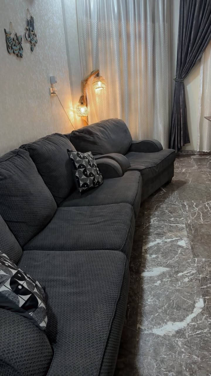 تخم ماركه Ashley الامريكيه
طبي عدد المقاعد ٨  نضيف جداً مابي اي ضرر 
اللون رصاصي 
للبيع السعر ٨٠٠ وبي مجال بسيط 
العنوان بغداد / زيونه 
‏***********
