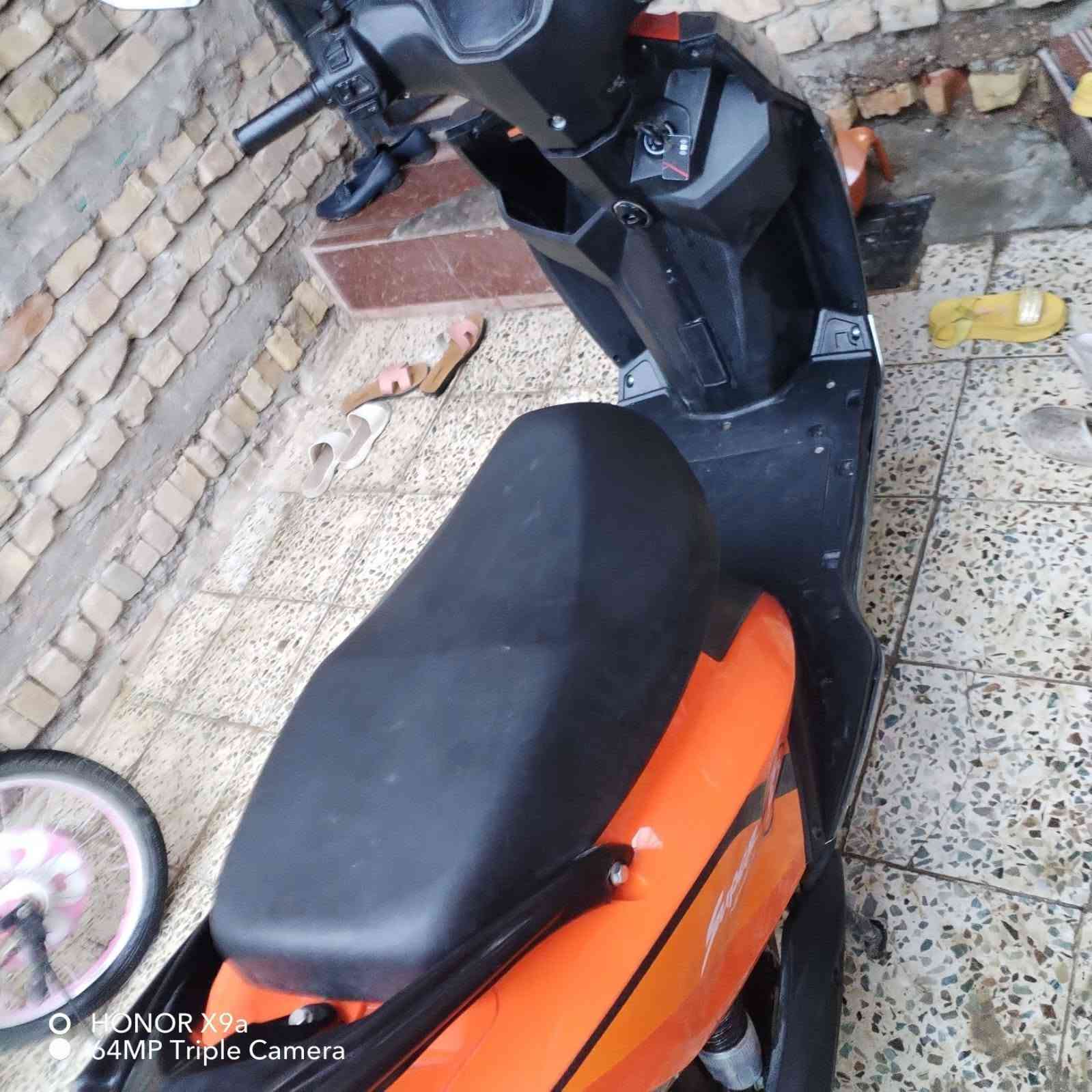 ماطور سكنس بعده بلادي استخدام قليل 6بطاريات مسطره بلاديه يقرن 10وفوك السعر 600 هاتف
***********

نص مكتوب في الصور:
- HONOR X9a 64MP Triple Camera
- HONOR X9a
- 64MP Triple Camera
- O HONOR X9a 64MP Triple Camera