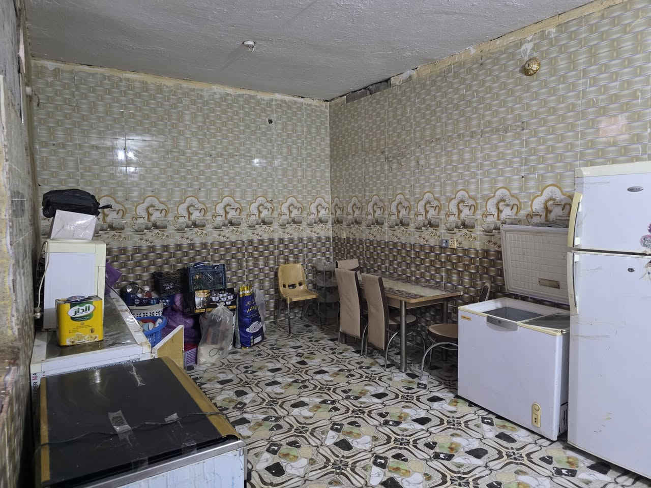 بيت للبيع مساحه ٣٥٠م مربع كوت حي الحكيم شارع المستوصف يبعد عن الشارع العام ٣٥٠م تفاصيل البيت الأساس طابوك البناء بلوك درجه اولى صب مسلح يحتوي على غرفتين نوم وصاله ومطبخ واستقبال وكراج وحديقة صحيات داخليه وخارجيه السعر ٤٥وقابل للتفاوض الاستفسار مراجعه مكتب دلاليه احمد السعيدي *********** ***********
