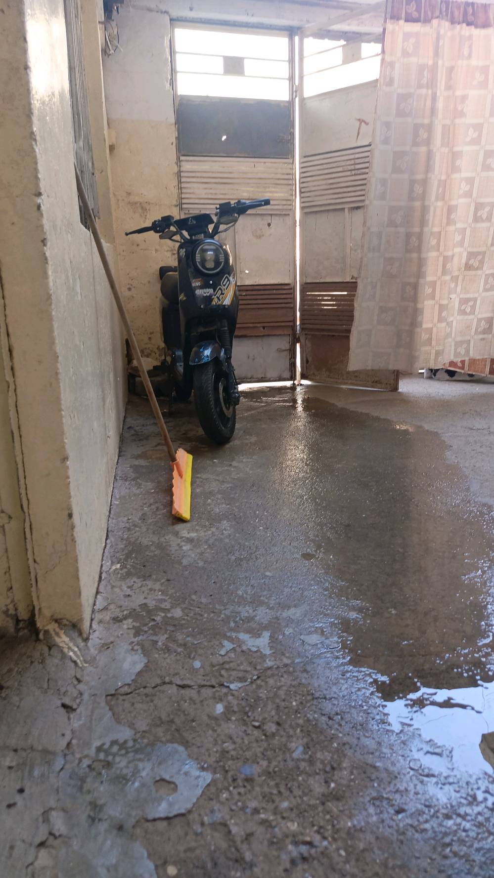 مطار شحن بالبطاريتين السعر 250 ابي مجال