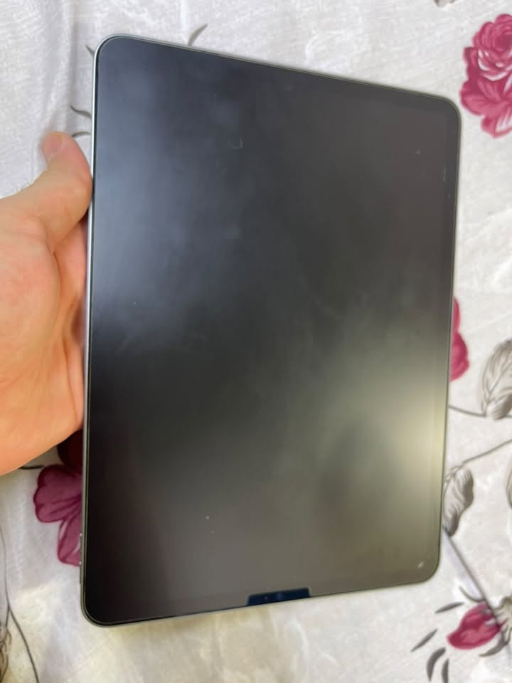 للبيع: iPad Pro 11 (الجيل الرابع) - معالج M2 📱🔥
 المعالج: Apple M2 (أداء قوي وسلس جداً في الألعاب مثل ببجي على أعلى إعدادات).  
 الشاشة: 11 بوصة بتردد 120Hz.  
 المساحة: 128 جيجا.  
 اللون: رمادي (Space Gray).  
 نسبة البطارية: 86% (حالة ممتازة وحسب فحص البرنامج).  
 نسبة فحص الجهاز (3uTools): 98% (جميع القطع أصلية وسليمة).  
 الملحقات: الكرتونة الكاملة متوفرة (بدون شاحن).
📌 الموقع: [بغداد فقط]
💰 السعر: [800 الف وبي مجال بسيط]
📞 للتواصل: عبر الرسائل أو الرقم [***********]

نص مكتوب في الصور:
- الإعدادات الحساب عناصر التحكم الرسومات الجرافيكية مفاتيح التحكم الحساسية الالتقاط نقطة التصويب والمؤثرات الصوت ورد فعل اللمس الإشعارات الخصوصية والاجتماعية اللغة والشبكة غير ذلك تفضيلات الرسومات مخصص معدل إطارات أفضل متوازنة رسومات أفضل (مخصصة: اضبط التفضيلات يدويًا. لكن انتبه، فقد يؤدي تعيين قيم عالية لجميع الإعدادات إلى مشكلات في الأداء، مثل ارتفاع درجة الحرارة أو استنفاد البطارية أو بطء اللعبة) معدل الإطارات: مرتفع الرسومات: عالية الدقة Hub تم تمكين تحسين رسومات ساحة الانتظار. ساحة الانتظار معدل الإطارات: معدل الإطارات: ألترا إكستريم الرسومات: سلاسة فائقة القتال ساحة الانتظار HUB المنزل الرسومات (2) عالية الدقة HDR فائق HDR فائق HDR متوازنة سلسة سلسة فائقة BETA إعدادات معدل الإطارات فائقة مرتفع متوسطة توفير الطاقة توفير الطاقة فائقة قوية إكستريم+ ألترا إكستريم ضبط ذكي ضبط يدويا يفضل مفضل لمعدل الإطارات (يجب خفضه إن ارتفعت حرارة الجهاز أو تعرضت اللعبة للتقطيع أو استنفدت البطارية بسرعة.) إعدادات الرسومات المتقدمة الرسومات التكيفية: تفعيل الظلال: تفعيل توفير الطاقة: تفعيل تنعيم الحواف: تعطيل تحسين رسومات ساحة الانتظار BETA تفعيل تعطيل طراز مخصص نمط الرسوم الكلاسيكية... عالية... ملونة... عالية... الفيلم (إعادة التعيين لاستعادة إعدادات الرسومات الافتراضية) إعادة ضبط الرسومات