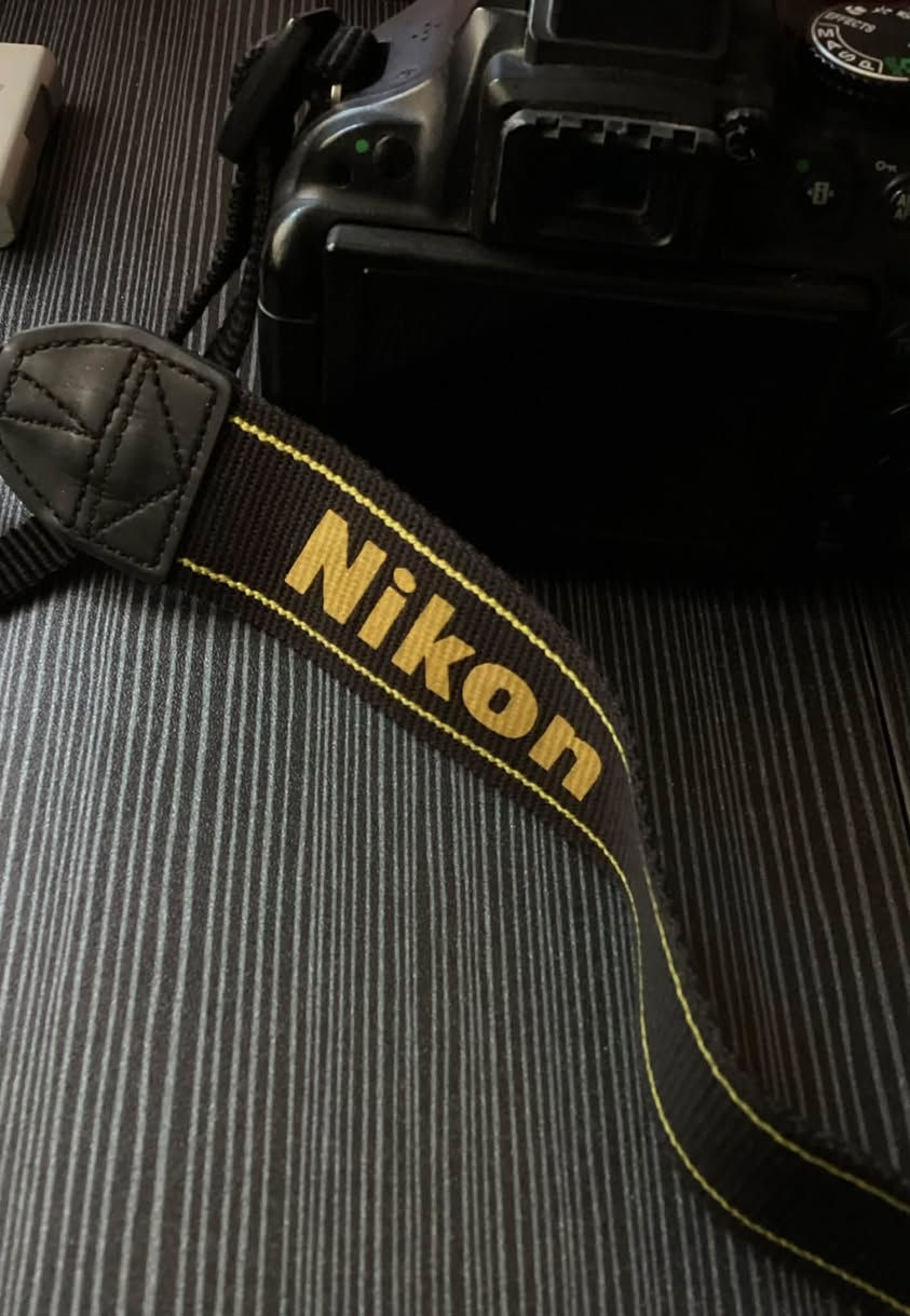 بيع مستعجل 
نيكون 5200 (Nikon D5200) استعمال شخصي
شاشة قلاب 360 درجة  
 العدسة: 18-55mm 
 الملحقات:
بطاريتين (عدد 2) + الشاحن الأصلي
 رام بسعة 32 جيجابايت
ستاند كاميرا ثلاثي (Tripod) ثابت
 محولة رام للموبايل واللابتوب بـ 3 منافذ (تايب سي، جالكسي، USB)
 حزام الكاميرا الأصلي
الموقع ، بغداد
*********** .
