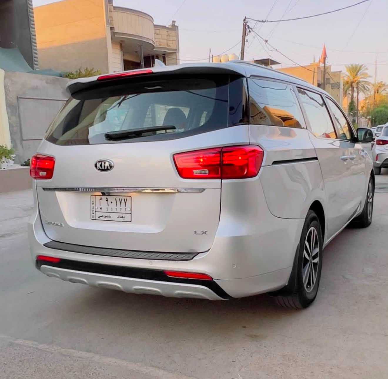 كيا سيدونا مديل 2019 رقم بغداد بسمي سعرهه183 وبيه مجال قليل ***********حادث جاملغ امامي بدون دواخل بدون يرباك بجم كبس مواصفات عاديه 7 راكب 6 سلندر كير اي تي 8 نمر السياره جاهزه كل نقص ما بيهه جديده ماشيه 83 كيلو
