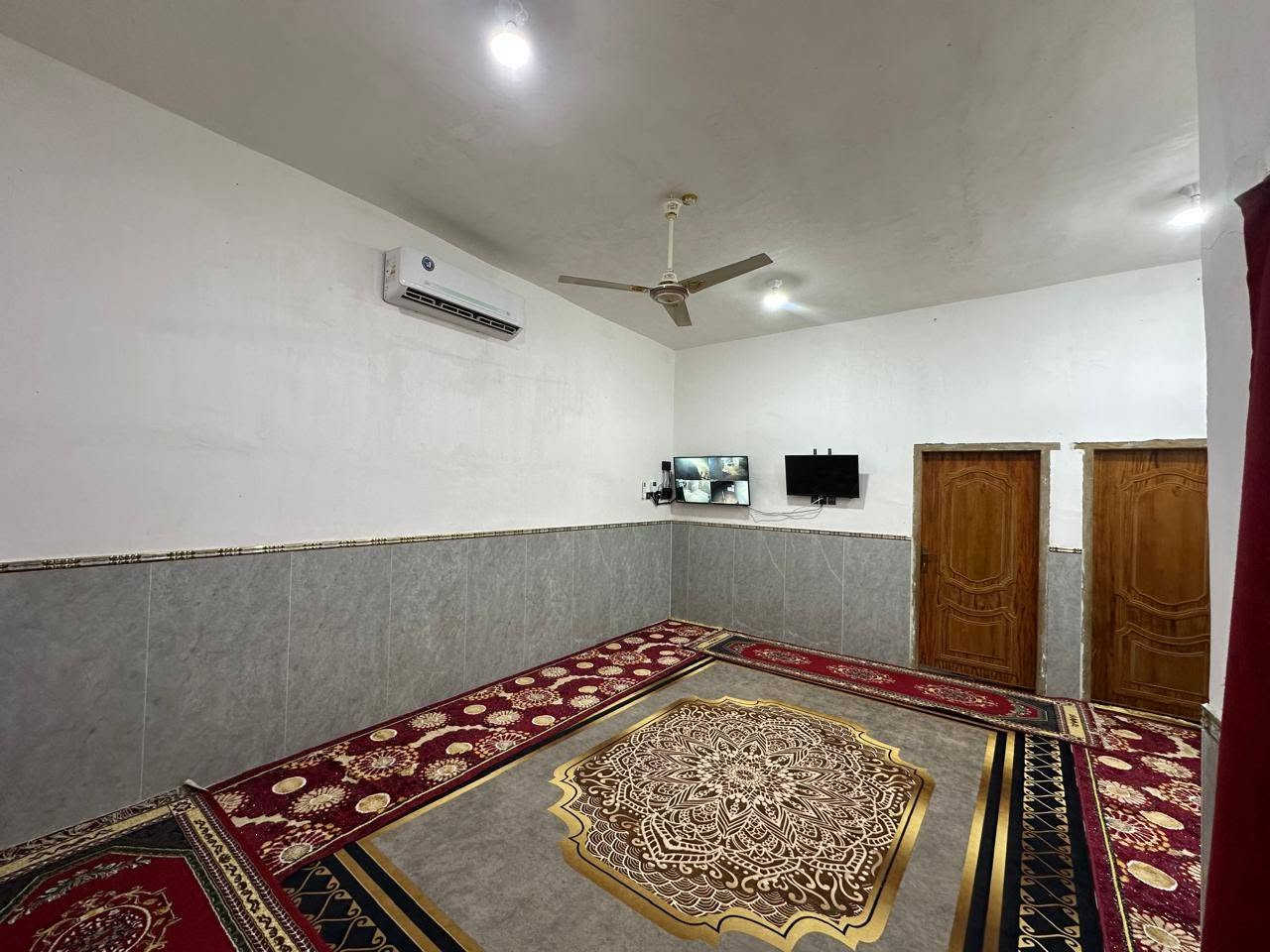 دارللبيع المساحه 160 متر تحتوي على 3 غرف نوم اثنين الكبار وواحدة صغير تعتبر غرفه اطفال مع ديوانيه وصاله ومطبخ وصحيات درج خارجي المكان الجزيرة مقابل باب الهوى نزله النعيسه يبعد عن الشارع العام 4 سايدات تقريبا 750 متر السعر 70 مليون وبيه مجال..بيع مستعجل للاستفسار *********** صاحب الدار..
