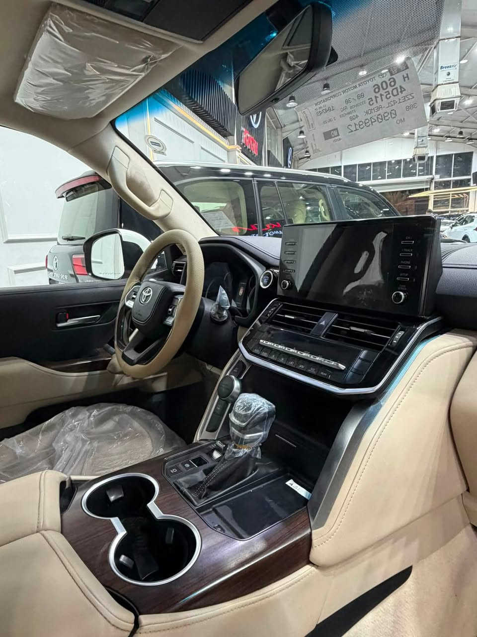 سلام عليكم
لاندكدوز g.x.r 2022
ماشية 90 الف كيلو 
بيهة ركن دعامية امامية صبغ وركن دعامية خلفية صبغ اثر شخوط وبارد بسيط بل جاملغ الخلفي..
المواصفات 
فتحة سقف
٣ شاشات 
حساس امامي خلفي 
جلد بيجي
كامرة خلفية 
السعر 57,300 وبيهة مجال بسيط
مكان السيارة بغداد الكاظمية جكوك 
***********
