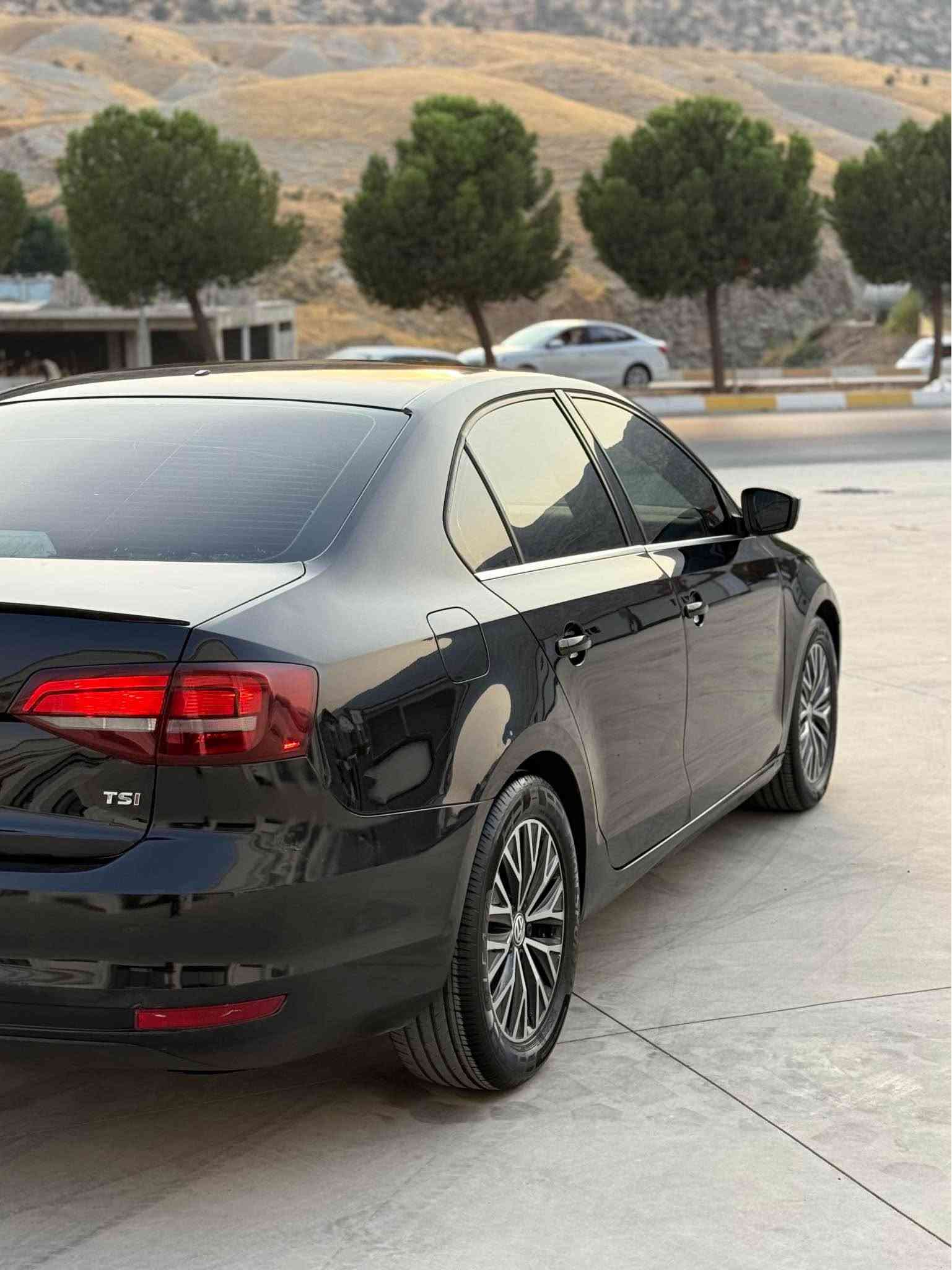 Volkswagen Jetta 2017 S
گئر ئؤتؤماتيك
مەکینەی نەکراوەتەوە
گئر و مەكينةى به شەرت
ماوەی رۆیشتن ٩٩ مایل
دوو پارچەی بۆیاخە بۆنیت و چاملاخ
جەمپەکی خەفیفی پێشی هەیە
یەک پەلەی ساردی هەیە
ئیرباگ سوکان و شان تەقیە دەشبول نەتەقیە
رادێتەر و حەماوەی بە شەرتە
بێ مەسرەفە
نرخ ١٠٣ و مەجالەکی زۆر کەم
ژمارە مۆبایل ***********
تکایە مشتەری تێل بکە جوابی نامە نادرێتەوە سوران, أربيل

