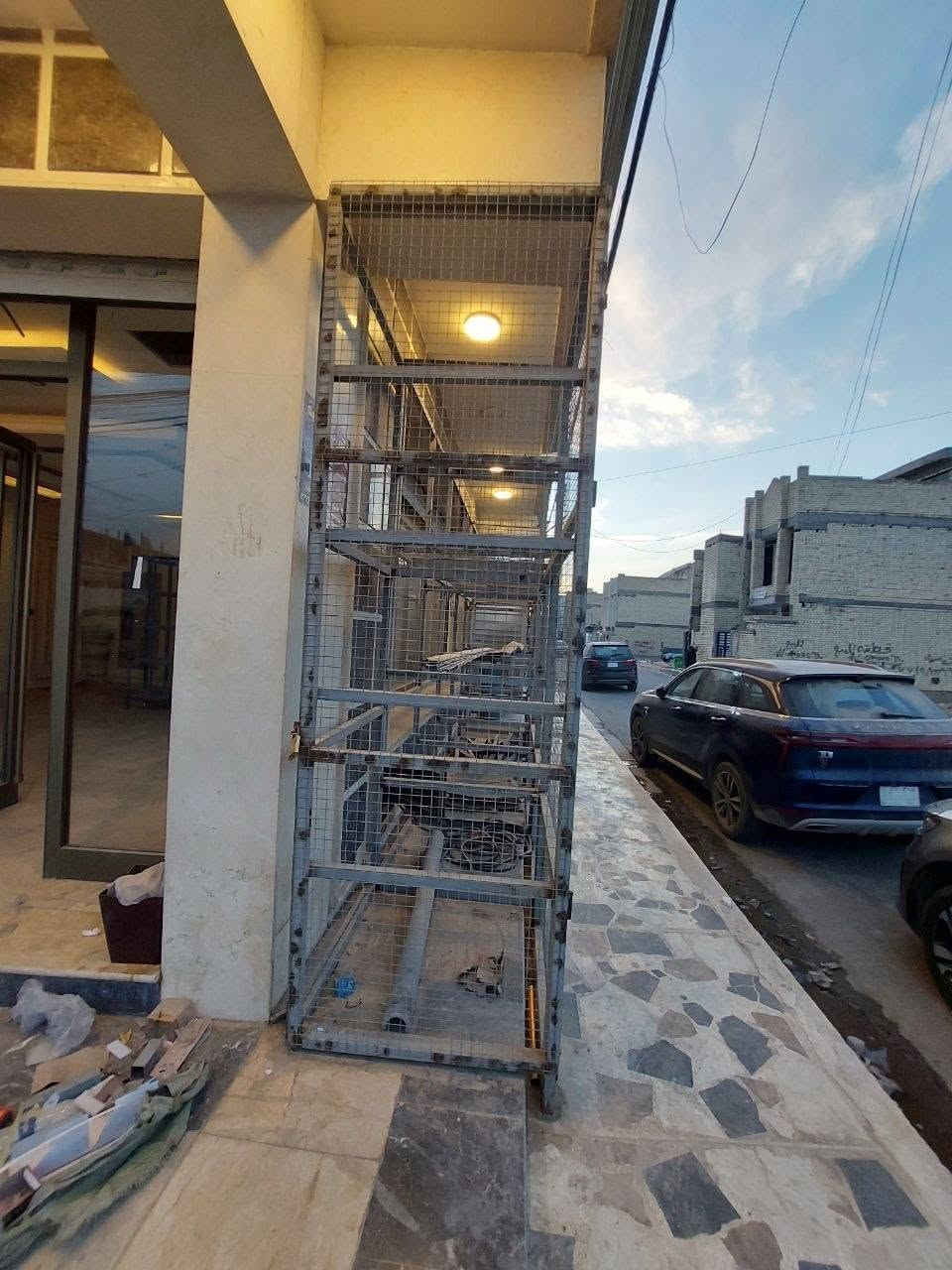 سلام عليكم قفص للبيع الطول 6 متر و العرض 1 متر العنوان بغداد الرستمية خلف مرور الرستمية  للتواصل و معرفة السعر على الرقم ***********
