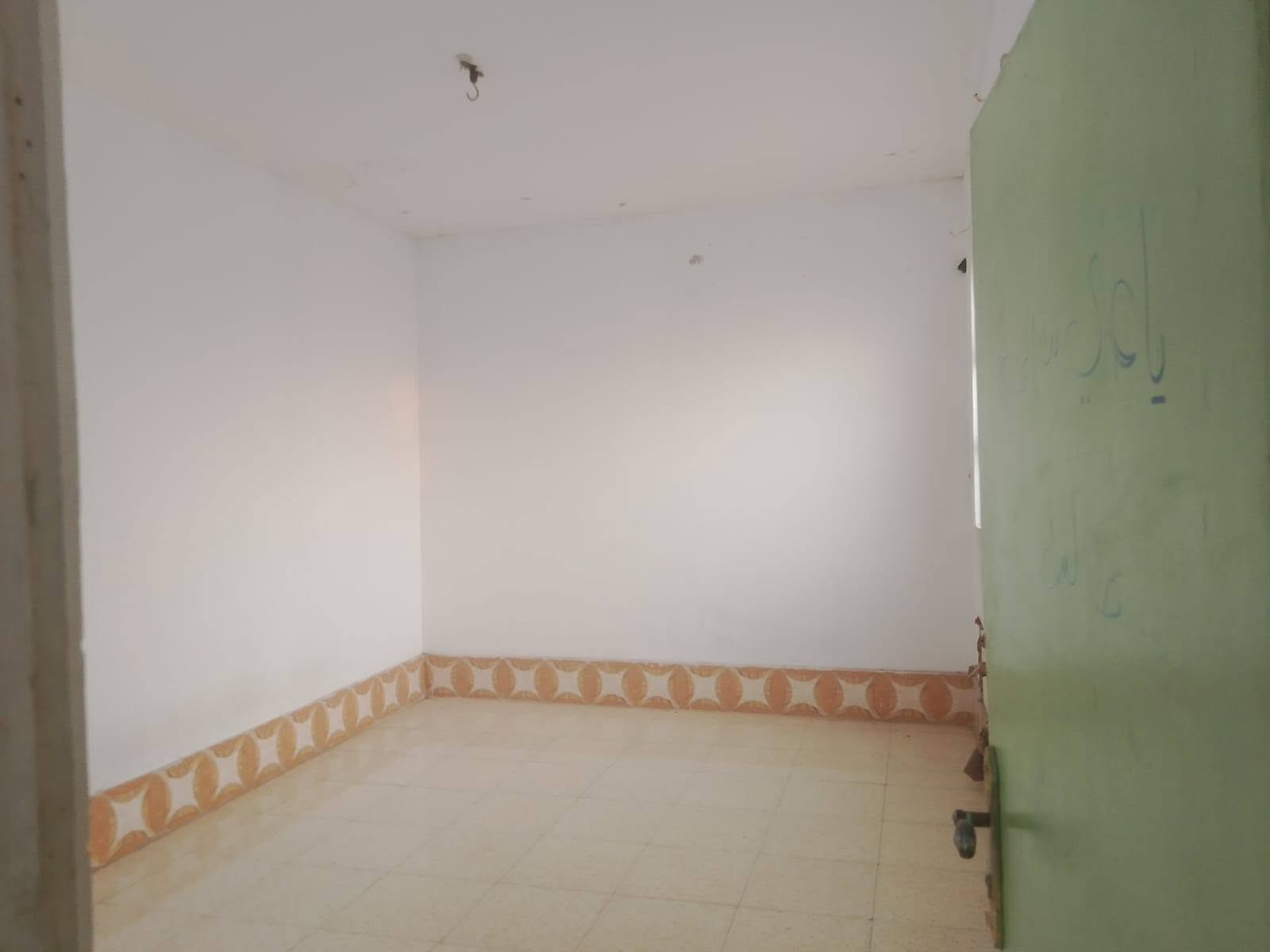 عرض بيت  بحي ميسان على شريط  ايجار مساحه 55متر ركن على شارعين 10متر لبيت نضيف طابقين يحتوي على طارمه مطبخ ستقبال جبير وصاله حمامات ومكشوفه طابق ثاني خرفه صاله كبار سعر الايجار 300الف ماي ولكهرباء على ابو لبيت، رقم للستفسار على واساب ***********
