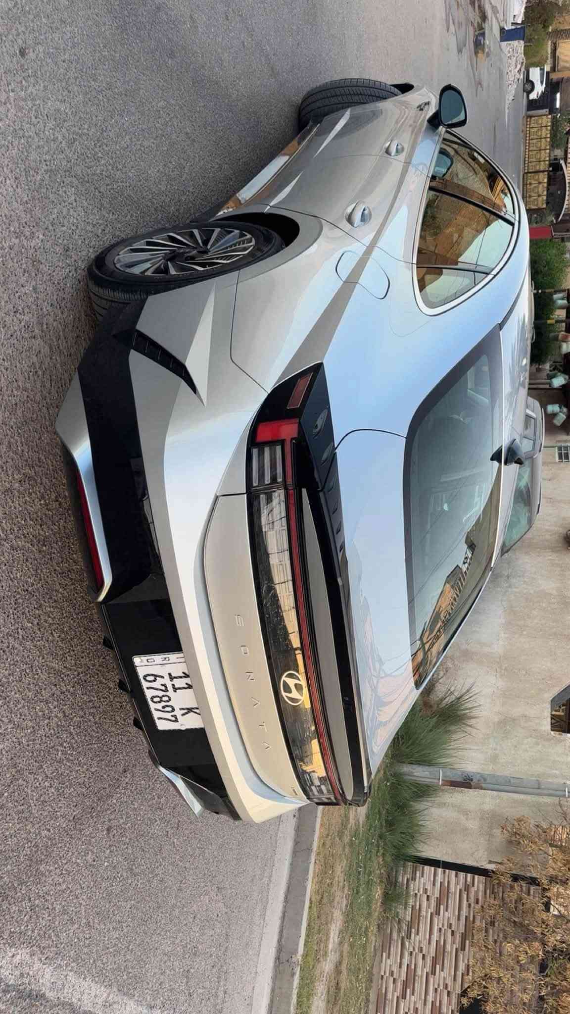 السلام عليكم
للبيع سوناتا مديل 2025 وارد امريكي 
هايبرد 
ماشيه 1000 بعده زيرو 
صبغ بنيد  
هاتف ***********

نص مكتوب في الصور:
- سوناتا
- مديل 2025
- ماشيه 500 بعده زيرو