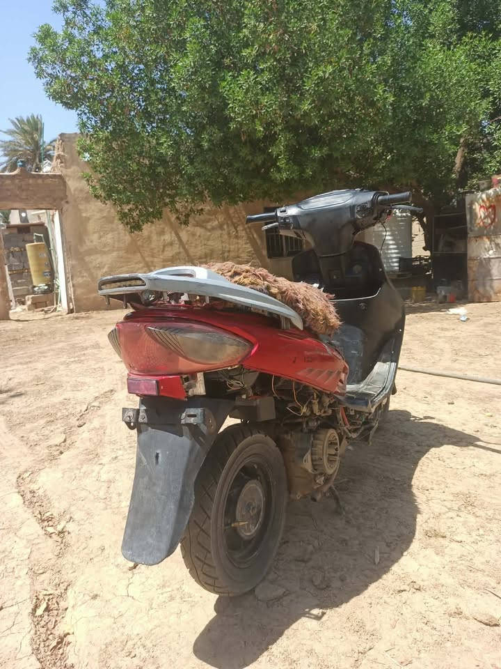 السلام عليكم . دراجة سيام كامله ونضيفة نقصها كفر امامي وبس . الكهربائيات شغاله كلها نكره سلف (***********) للتواصل اتصال وواتساب (مكان بابل حلة ناحية الكفل )(السعر 180)وبيها مجال
