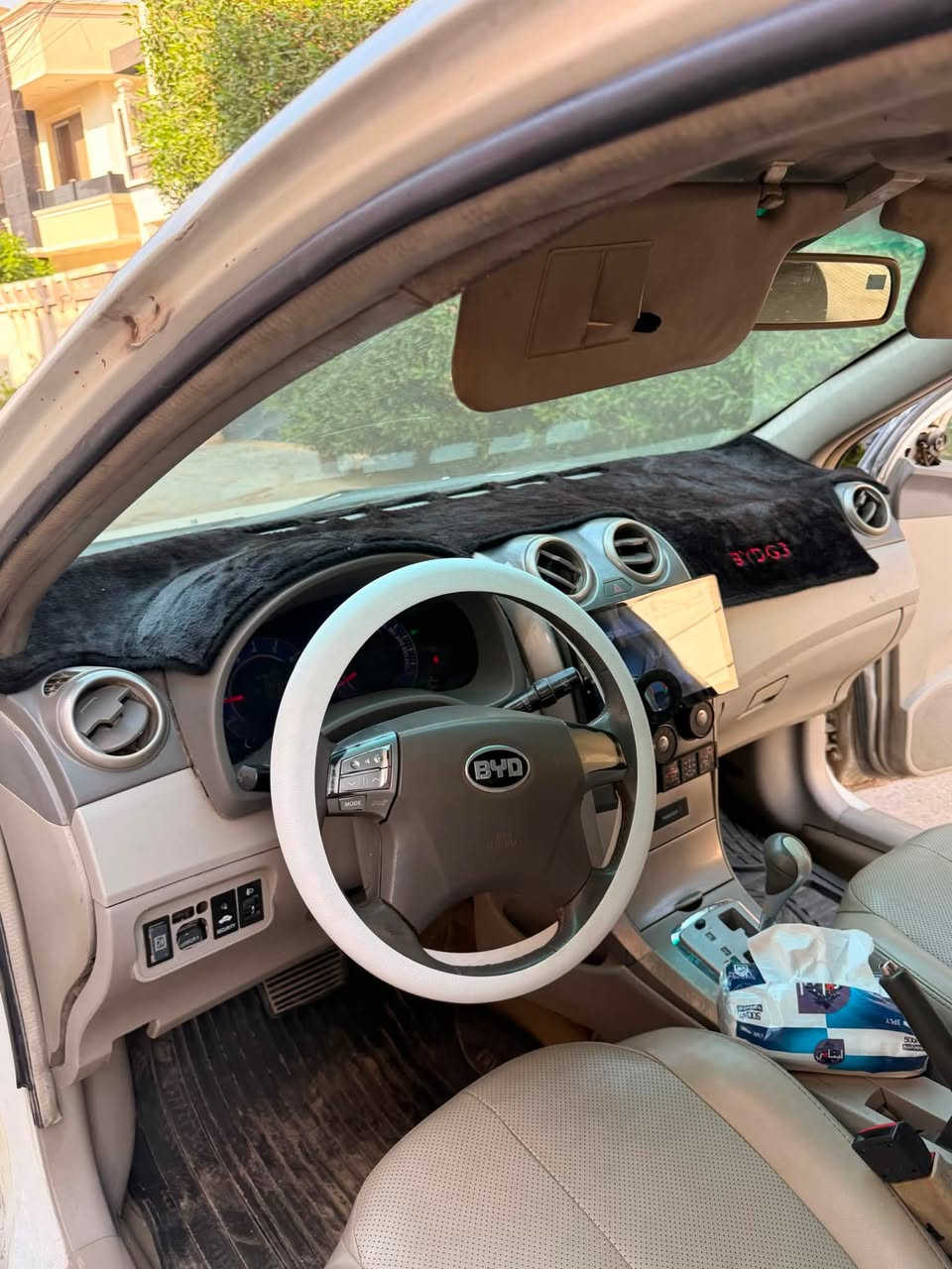 السلام عليكم
BYD g3 2013 موديل
ترهم مراوس 
مكينة 1800 
كير اوتو علي ادامة 
رقم قادسية هزة ولوحات جدد وباسمي تحويل ثاني يوم كير ومكينة بلاد بحالة ممتازة
كهربائيات جميعها شغالة
فتحة سقف
جام كهربائي
ترحيب بلمري
شاشة داخلية 
حساسات خلفية 
اربع بصمات
بصمة تشغيل 
وبصمة ابواب 
بصمة جنطة
سستم سماعات ١٠ سماعات اداء ممتاز
نظام ABS  
عدسات منظومة كاملة جديدة 
تبريدها شغال وثلج منظومة كاملة جديدة من كمبريسر للفريز
منظومة الماء كلها جديدة وقبل فترة سويتها ومي زيتي كلة 
سيارة مصبوغة حزام جمالية وطخات معدلة وهلال الخلفي خياس وتعدل ونصبغ
عليها ادامة كاملة من نوزلات وبلكات ومجاول وعبوة فيت بم كاملة 
طخم تايرات 
باتري جديد حتة جامة الامامية قبل يومين بدلتها 
مكان السيارة بغداد الدورة حي الشرطة 
للتواصل متواجد فيس
رقم الموبايل ***********
ومتواجد واتس 
سعرها 45 وبيها مجال بسيط حك جية 

واسف على الاطالة 🤍🤍.
