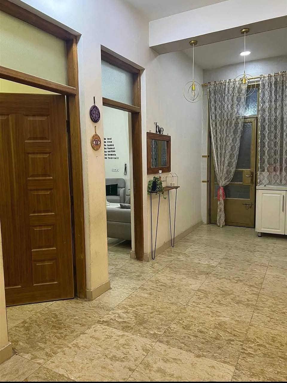 دار للبيع 
المساحة: 100 متر مربع.
ثاني بيت عن الشارع السايدين
طابقين، 4 غرف.
واستقبال وصالة.
حي البساتين / شارع الوائلي.
للاستفسار واتساب: ***********
