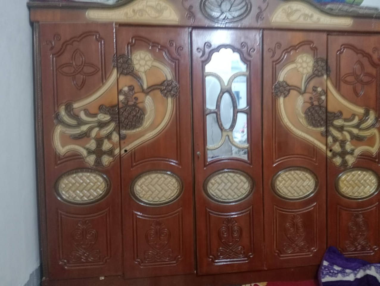 غرفه نوم كامله للبيع ما بيها اي شي الميز مال الجرباية الثاني موجود السعر 350 وبيها مجال
للتواصل على الرقم/***********
