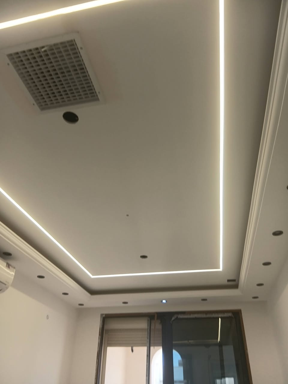 مساء الخير والعافية نعمل في صباغه والديكورات جمس بورد نشتغل كافه الاصباغ داخلي وخارجي وانسب الاسعار كل ماعليك الاتصال والتزام بل مواعيد اتصل واتساب موجود ***********ابو محمد لصباغه وديكورات
