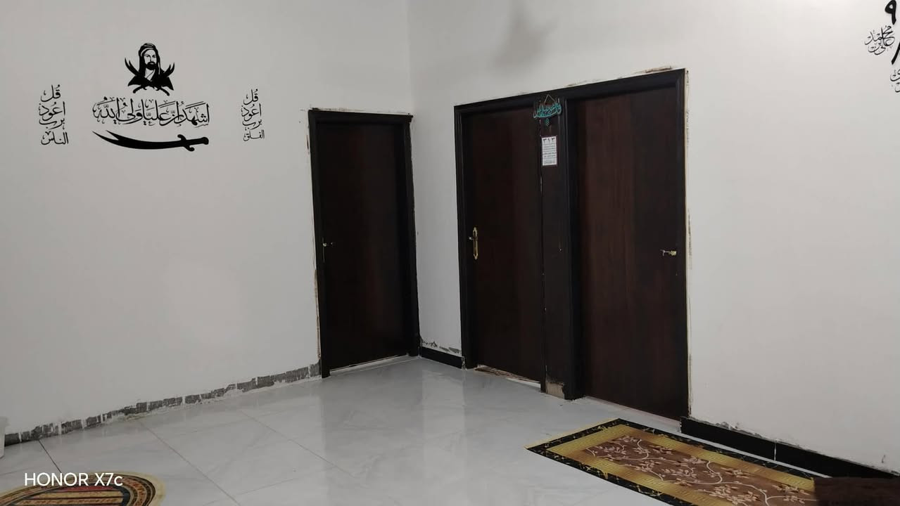 السلام عليكم هاذ  البيت تفاصيله ١٥٠ متر واجها ١٠ ونزال ١٥عقد زراعي بتنومه نهر حسن شارع البراجعه واله مدخل ثاني من شارع الفوك مقابيل محطة عين البصره الخضره الجديده البيت كله سيراميك بس الطارمه عوزها لبخ وسيراميك مالها موجود بس يجي ويشتغل غرفتين ومطبخ وصاله وصحيات مشترك غرفه 5/5 وثانيه 4/4 المطبخ 5/4.5 وصاله 6/5 وبي منور ورا البيت طوله ١٠ ولعرض مترين سكفه سندويج 26 قفل  ***********
