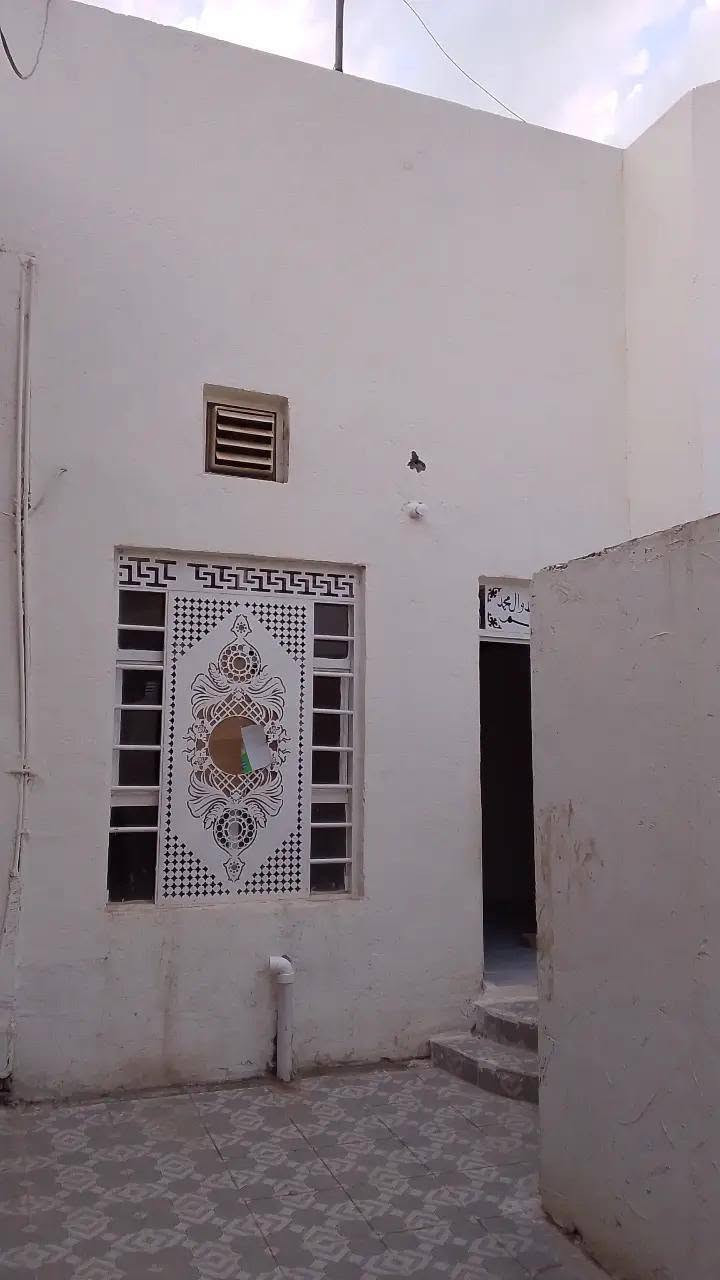 بيت للايجار في أم الخيل نهاية شارع المسبح يتكون من غرفتين +, صالة+ استقبال+صحيات خارجية وداخلية ..البيت نظيف حاليا كمل ترميم شارع مقبل على تبليط متوفر ماء ومجاري للاستفسار الاتصال على الرقم *********** مكتب حسين الشمري للعقار
