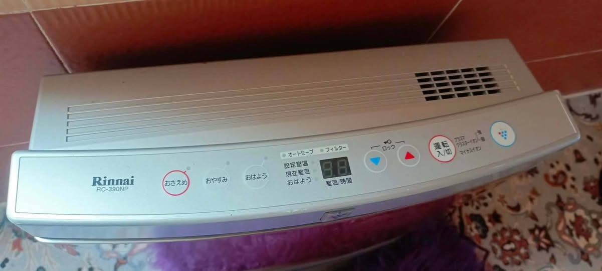 بۆ فرۆشتن: گەرمکەرەوەی غازی پێشکەوتووی براندی ڕینای (Rinnai RC-390NP)3تەن و نیو
ئەم گەرمکەرەوە زۆر خاوێنە، کوالێتی بەرزە و بە تەکنەلۆژیای سەردەم دروستکراوە. بژاردەیەکی زۆر نایابە بۆ گەرمکردنەوەی ژوور، هۆڵ یان شوێنی کار بە شێوازێکی خێرا، بێدەنگ و سەلامەت.
**مواسەفات و تایبەتمەندییەکان:**
 * **براد و مۆدێل:** Rinnai RC-390NP (ژاپۆنی ئەسڵی).
 * **تەکنەلۆژیای پاککردنەوەی هەوا (Cluster Ion Technology):** جگە لە گەرمکردنەوە، هەوای ژوورەکەش پاک دەکاتەوە و بەکتریا و بۆنە نەخوازراوەکان ناهێڵێت
 سیستەمی کۆنتڕۆڵ و شاشەی دیجیتاڵ شاشەی ڕوونی هەیە بۆ ڕێکخستن و نیشاندانی پلەی گەرمی و کاتژمێر سیستەمی سەلامەتیی بەرز پارێزراوە لە ڕووداوی کوژاندنەوەی نەخوازراو و کۆنتڕۆڵی تەواوی سووتانەکەی دەکا تکارکردنی بێدەنگ و بێبۆن بێ ئەوەی دەنگ دروست بکات یان بۆنی غاز بڵاو بکاتەوە، ژوورەکە بە خێرایی گەرم دەکات.
 * **نرخ:** 85,000 دینار (هەشتا و پێنج هەزار دینار)
 **شوێن:** هەڵەبجەی شەهید
بۆ کڕین، پەیوەندی بکەن یان نامە بنێرن
***********
