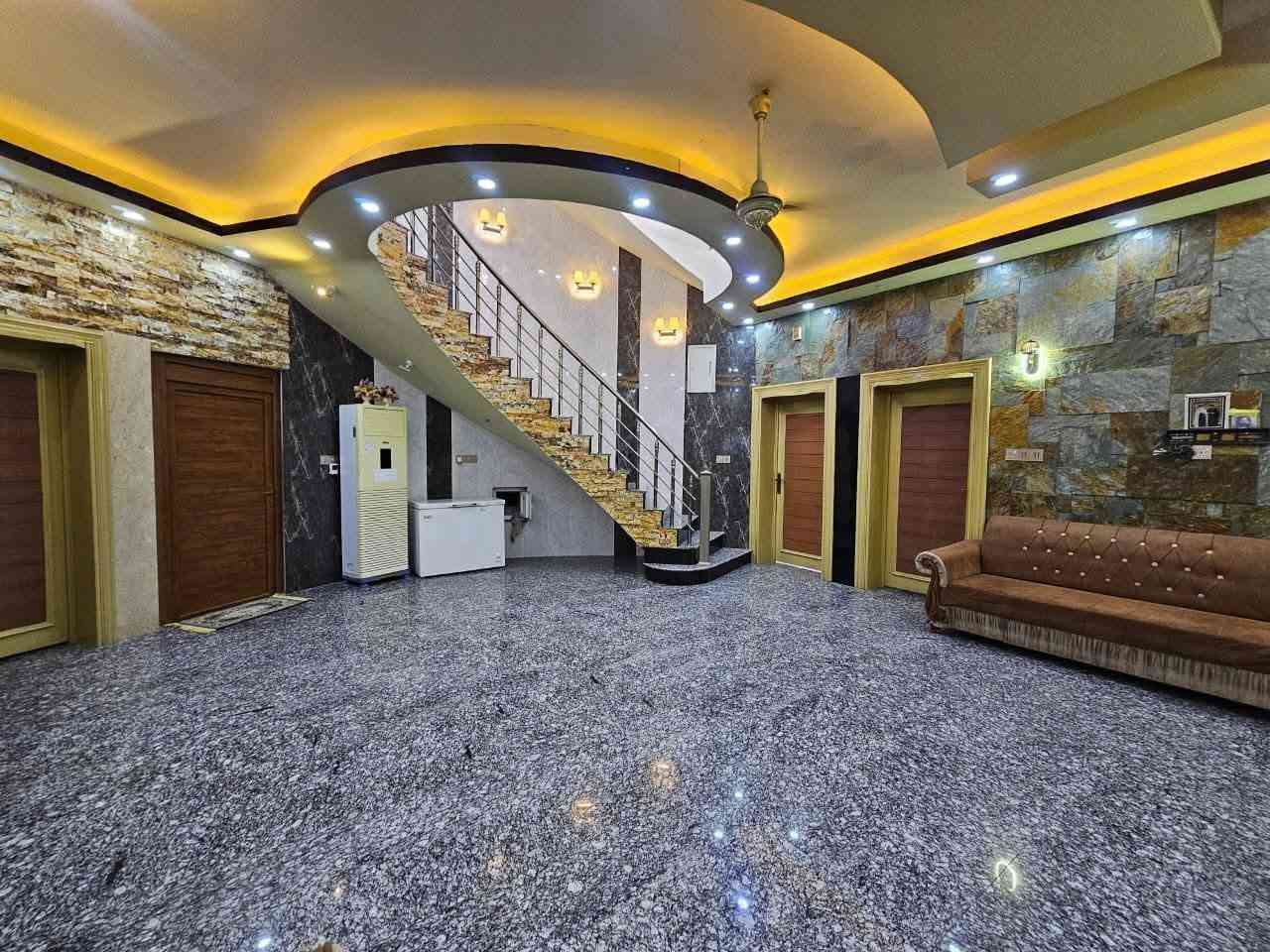 من رخصت الادمن
سلام عليكم 
بيت للبيع المساحه 200متر طابو صرف على شارع 20متر  مقابيله مدرسه ابتدائيه ثانويه يعني ماكو جار بلباب
طابقين بناء حديث 6غرف سيراميك 
4حمامات صاله ستقبال مرمر سقوف جبسن بور مثل مموضح بلصور 
مطبخ حار بار  الارضيه كراينيت درجه اولى 
كامل خدمات  ماء مجاري كهرباء انشالله قريبآ شهر 4 يبلشون بلتبليط بعلم المختار 
المكان كربلاء حي الانتفاضه الثالثه قرب مجمع درة كربلاء
السعر 375
 
للاستفسار الاتصال ***********
