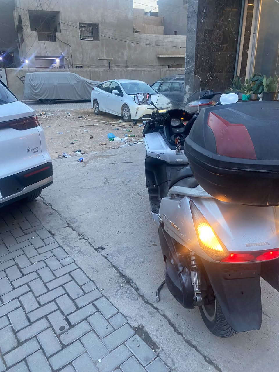 السلام عليكم سلفر ونج بقلاوه 400cc مكينتها كفاله عامه شرط نعومه شلعه معدل دراجه كلش حلوه ونضيفه مابيها اي نقص كلها شغاله كهربائيات دبلات  بريكات قفل ستيرن صندوك كلوب جنطه رقم كله شغال ماذب عليه ربع دينار صوت مكينتها واضح بلفيديو مكاني بغداد الدوره سعرها مليونين مستعجل عل بيع ***********
