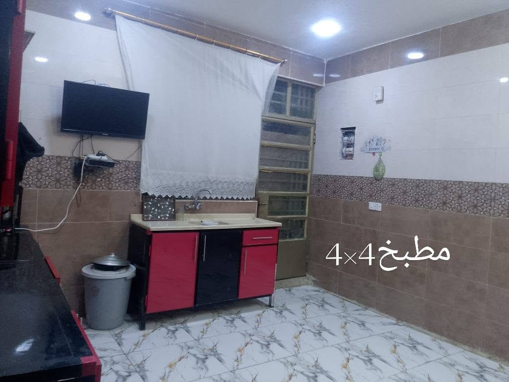 سلام عليكم بيت للبيع قرب مدرسه المسار مساحته 180متر
زراعي سند 25 مع محل بالبيت مع استقبال مطبخ صاله وغرفتين سطح شتايكر بناء بلوك وبيتونه وستاره طابوك 
مطبخ والحمام سيراميك ارضيه سيراميك ومنورين 
السعر 70وبي مجال للاستفسار ***********موجود واتساب هم

