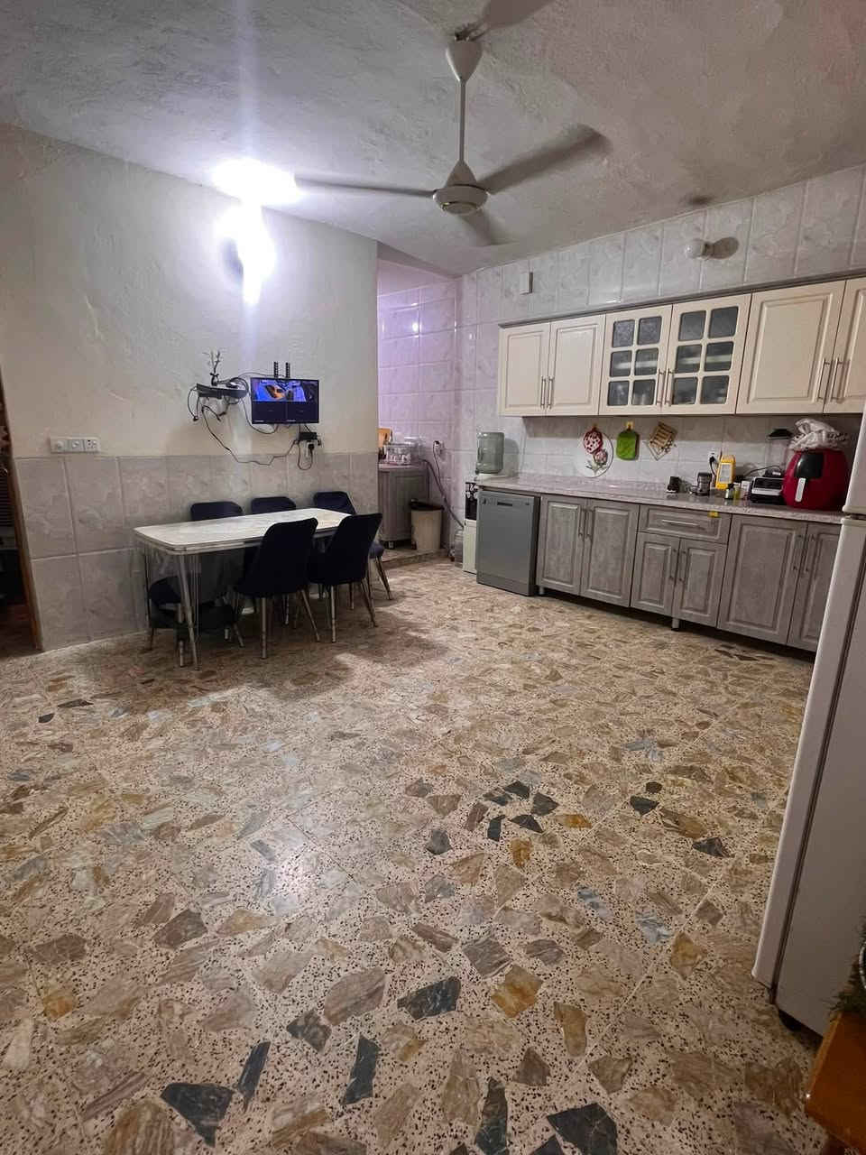 بيت بالديوان خلف جامع الرحمن المساحه١٤٠ الببت كامل مابي اي نقص واجهه ٥ونص والنزال ٢٥ طابو صرف كراج ومطبخ حار  وهول واستقبال وغرفة نوم وخدمات وفوك ٣غرف نوم بوجهه الشمس السعـر 180 وبي مجال الاتصال على الرقم ***********
