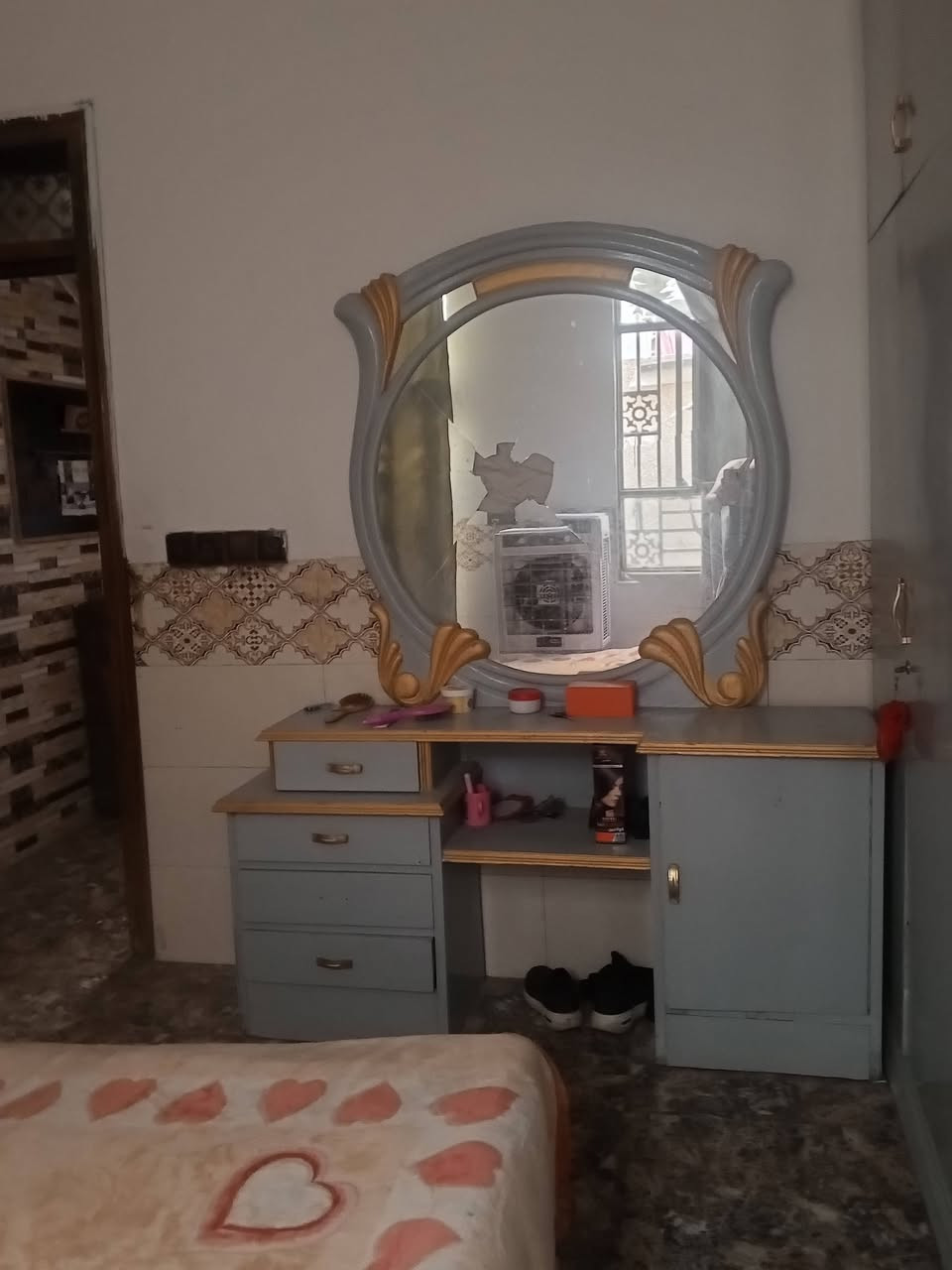 السلام عليكم غرفه اخشاب للبيع ام السته مقاطع مو عاوسه اي شيء غرفه نظيفه مرتبه السعر 350 وبيها مجال حق الجيه الاتصال على هذا الرقم ***********
