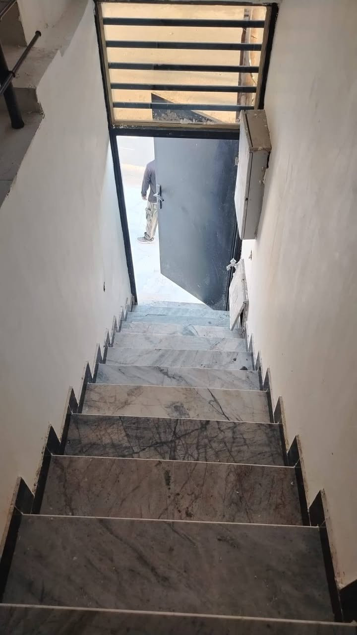 🏢 بناية استثمارية مميزة للبيع في الناصرية السعر 475🏢
​📌 الموقع: الناصرية - حي الموحية - مباشرة على الشارع الرئيسي (قرب دار المسنين).
📐 المساحة: 200 متر مربع.
📏 الأبعاد: الواجهة 10 متر | النزال 20 متر.
📄 نوع السند: طابو صرف.
​✨ تفاصيل وتقسيم البناية:
البناية مصممة ومقسمة بشكل استثماري ممتاز وعزل تام، حيث تحتوي على:
​🔹 مشتملات عدد (2)
​🔹 شقق سكنية عدد (2)
​⚙️ التجهيزات والخدمات:
​جميع الوحدات (الشقق والمشتملات) معزولة تماماً ومستقلة بخدماتها.
​مجهزة بالكامل بـ: (سخانات مياه + ماطورات بوستر لضخ المياه + تانكيات + مغاسل).
​💰 العائد الاستثماري (الوارد الشهري):
​البناية مؤجرة حالياً بالكامل، مما يضمن لك دخلاً فورياً.
​الوارد الشهري الحالي: 1,750,000 دينار عراقي (مليون وسبعمائة وخمسون ألف).
​📞 للاستفسار والتواصل:
للمزيد من المعلومات أو لتنسيق موعد للمعاينة، يرجى الاتصال على الرقم التالي:
📱 ***********
