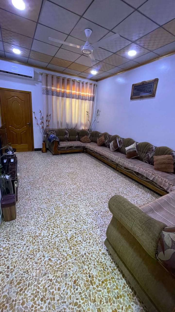 سلام عليكم ورحمة الله وبركاته 
بيت للبيع في حي البكر قرب جامع البديع المساحة ١٥٠متر واجهة ٧،٥متر بناء جديد المنزل يتكون 
كراج +حديقة داخلية صغيرة 
مطبخ 
استقبال 
هول 
غرفتين بل صدر 
مناور ٢ 
 صحيات 
بيتونه  البيت طابق واحد 
للإستفسار  ***********
